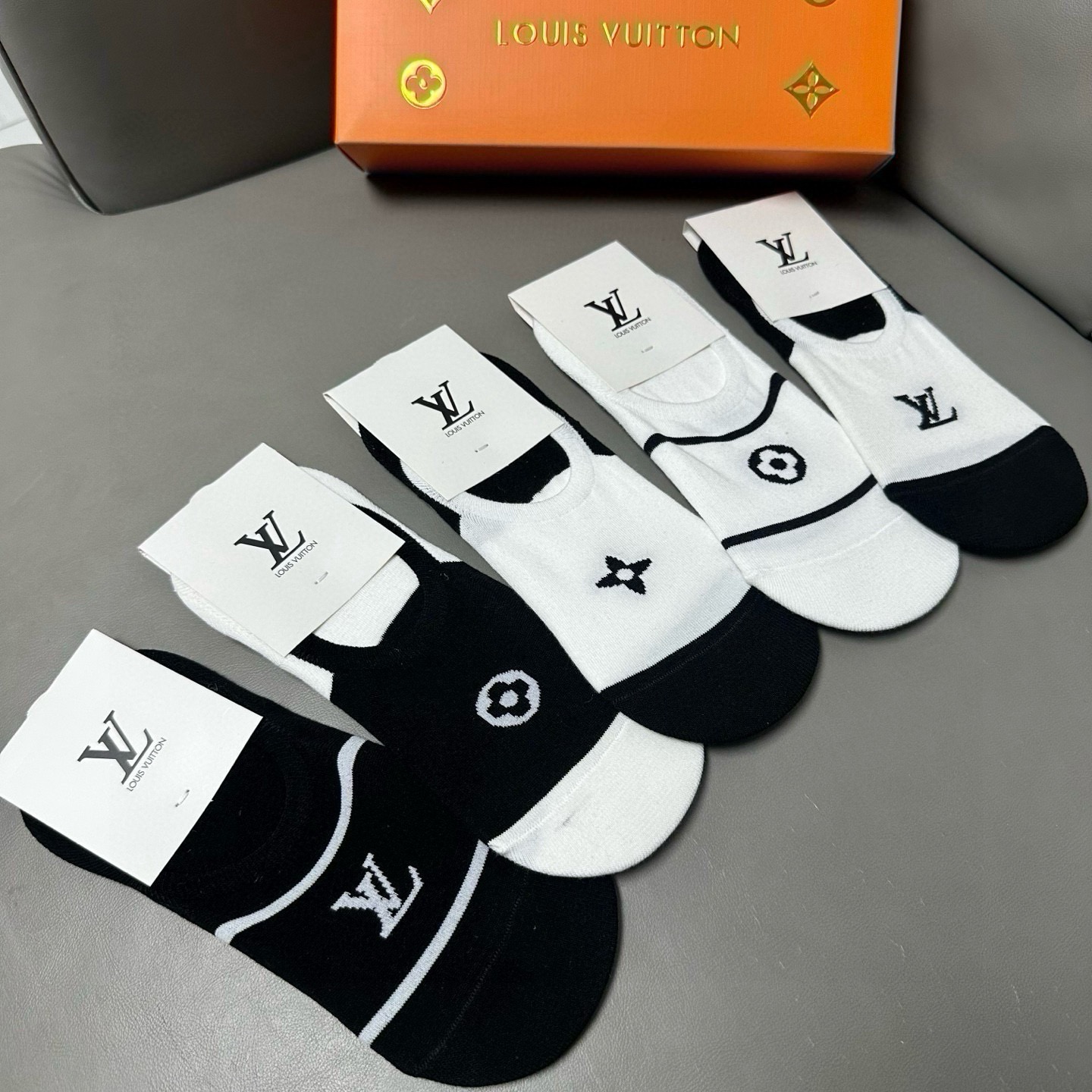 🆕Louis Vuitton · 路易威登❗️驴家新品女款隐形袜子❗【一盒五双】提花经典标志，纯棉材质，超舒适超美腻❗️