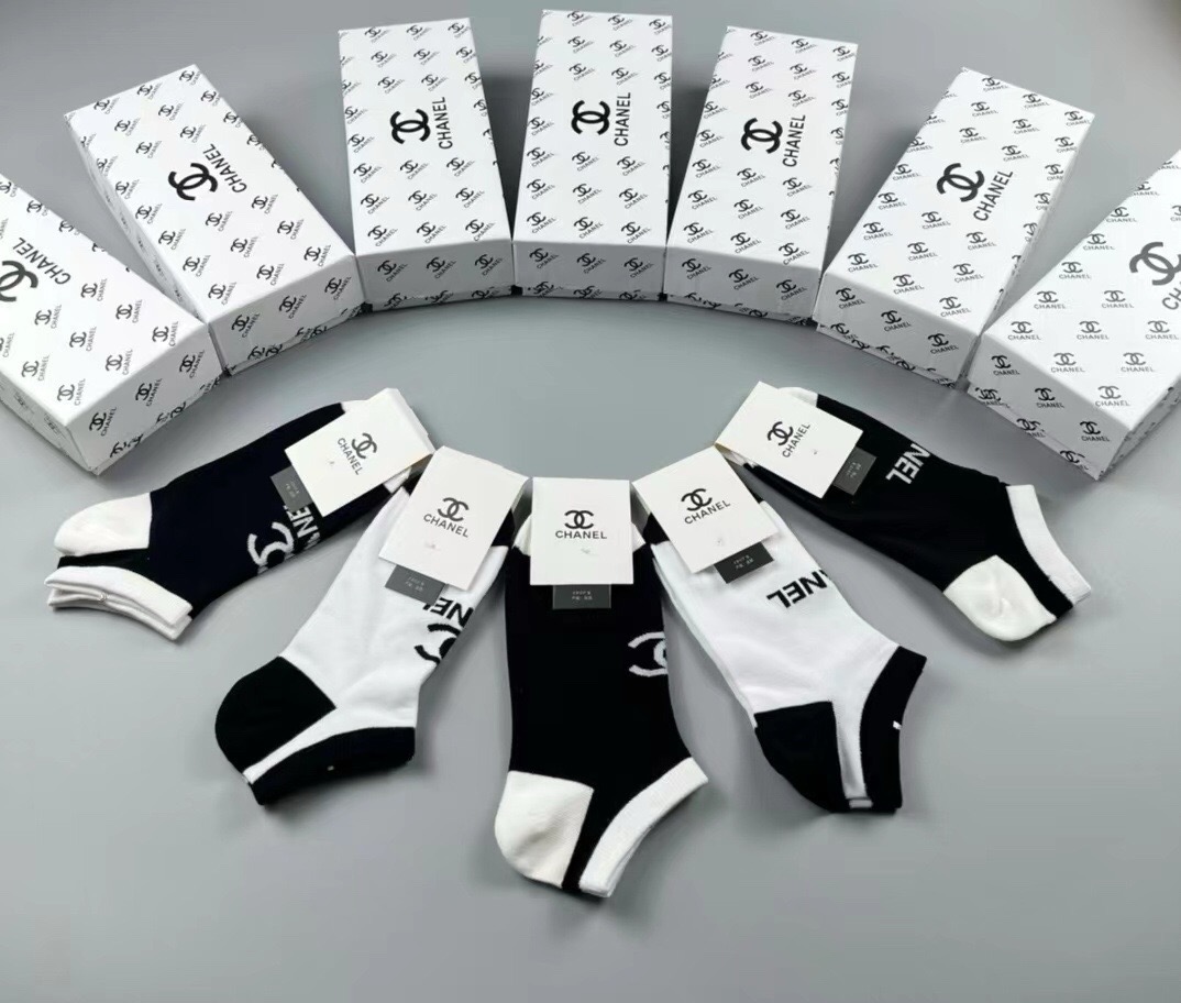 🆕CHANEL · 香奈儿❗️香奶奶家新品女款袜子❗️【一盒五双】纯棉材质，柔软舒适透气，提花经典品牌全称logo，炒鸡