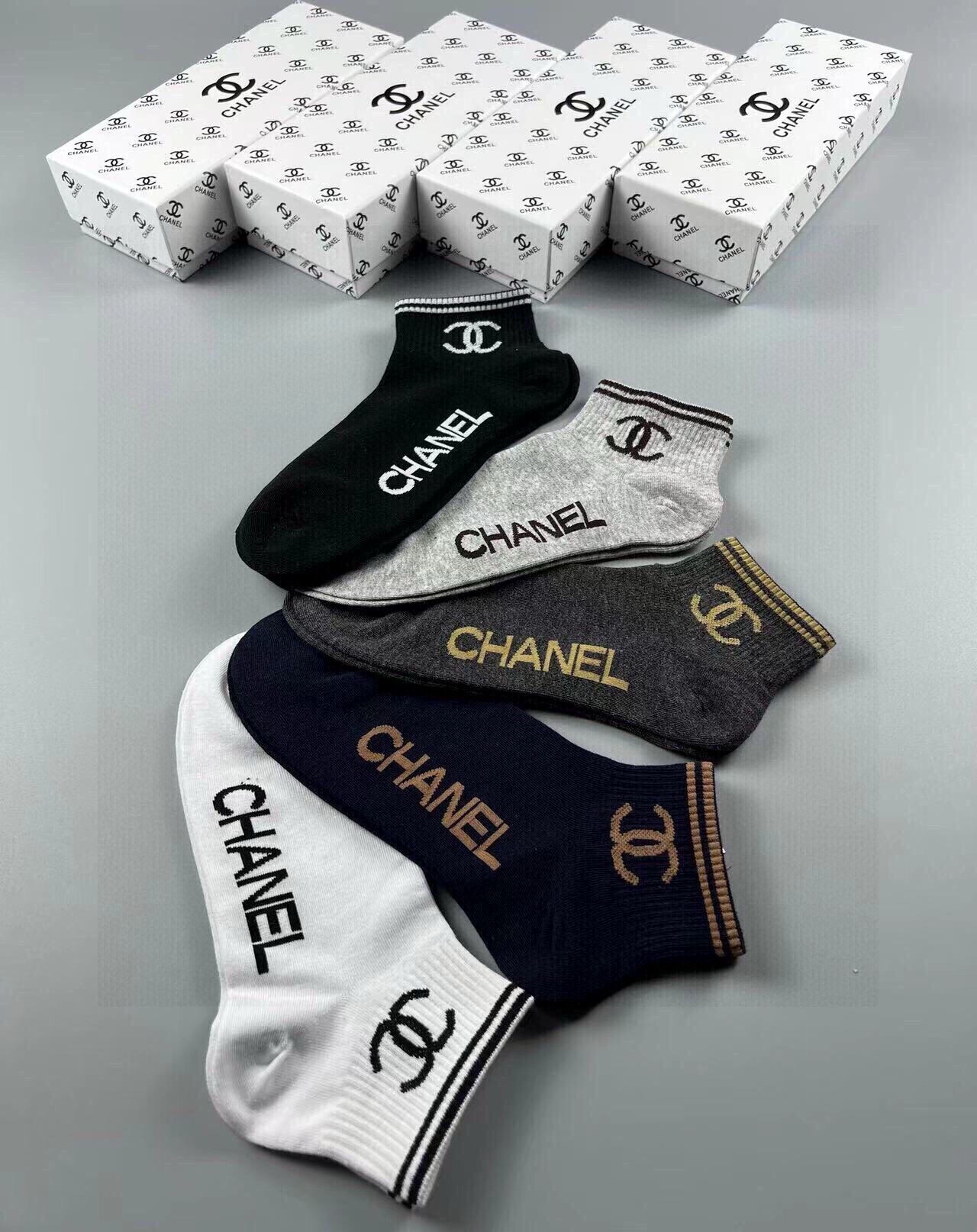 🆕CHANEL · 香奈儿❗️香奶奶家经典男款袜子❗️【一盒五双】纯棉材质，柔软舒适透气，提花经典品牌全称logo，炒鸡