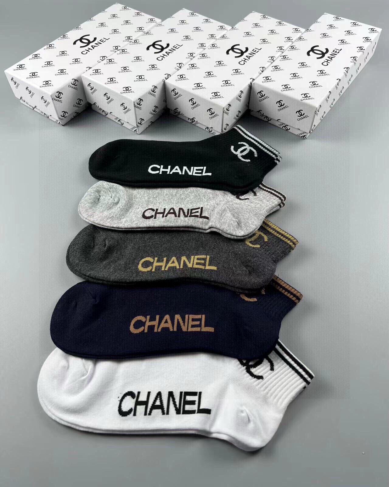 🆕CHANEL · 香奈儿❗️香奶奶家经典男款袜子❗️【一盒五双】纯棉材质，柔软舒适透气，提花经典品牌全称logo，炒鸡