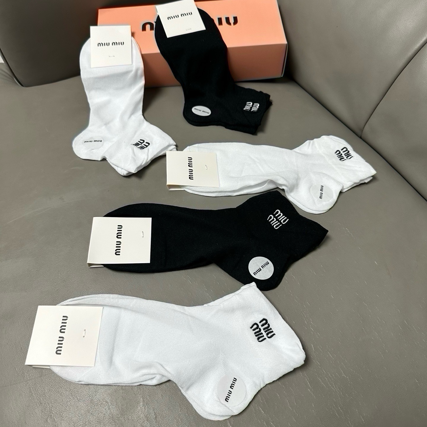 🆕 · Miumiu · ❗️缪缪新品女款袜子❗️【一盒五双】轻薄款，经典miumiu字母刺绣，透气柔软舒适，超火爆小单