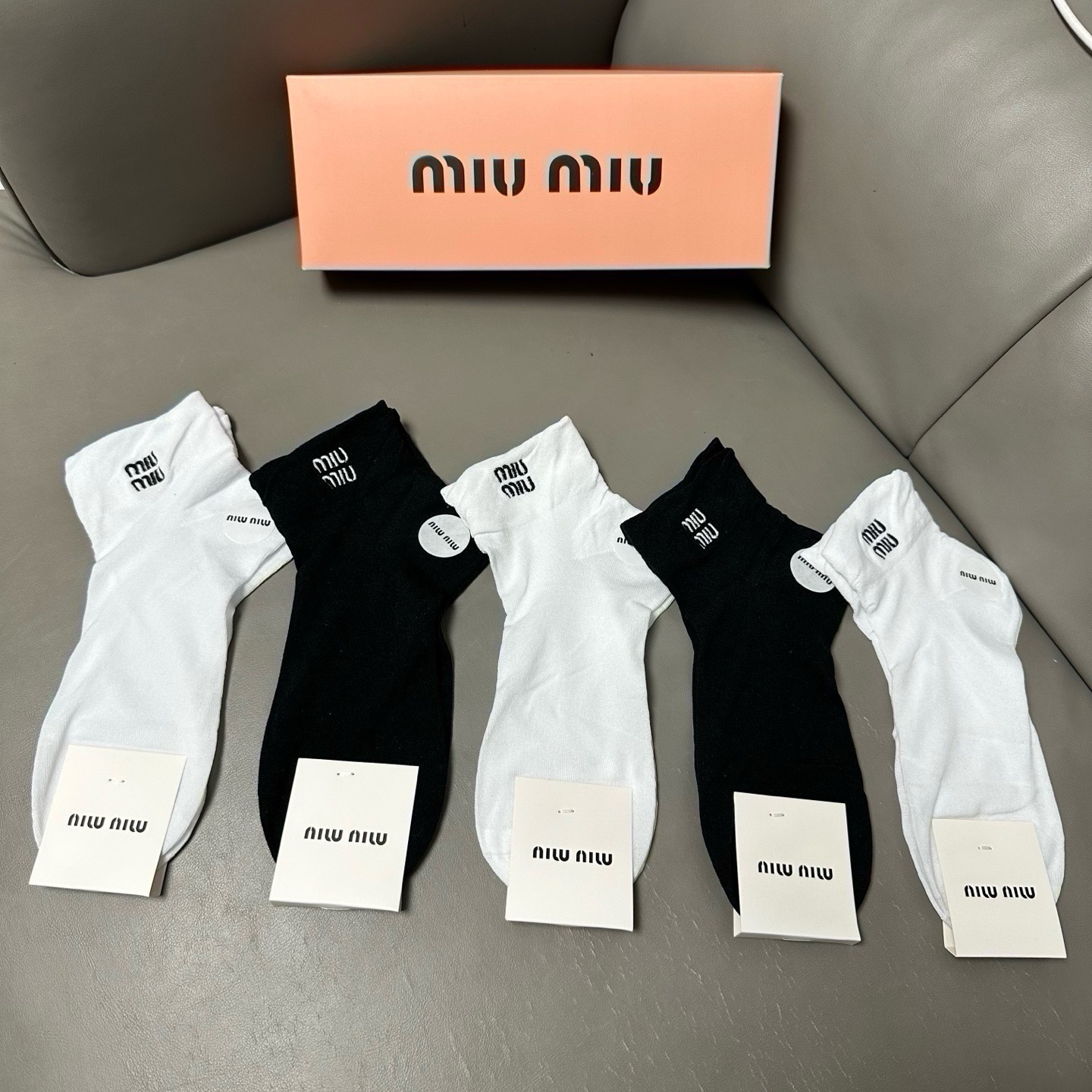 🆕 · Miumiu · ❗️缪缪新品女款袜子❗️【一盒五双】轻薄款，经典miumiu字母刺绣，透气柔软舒适，超火爆小单