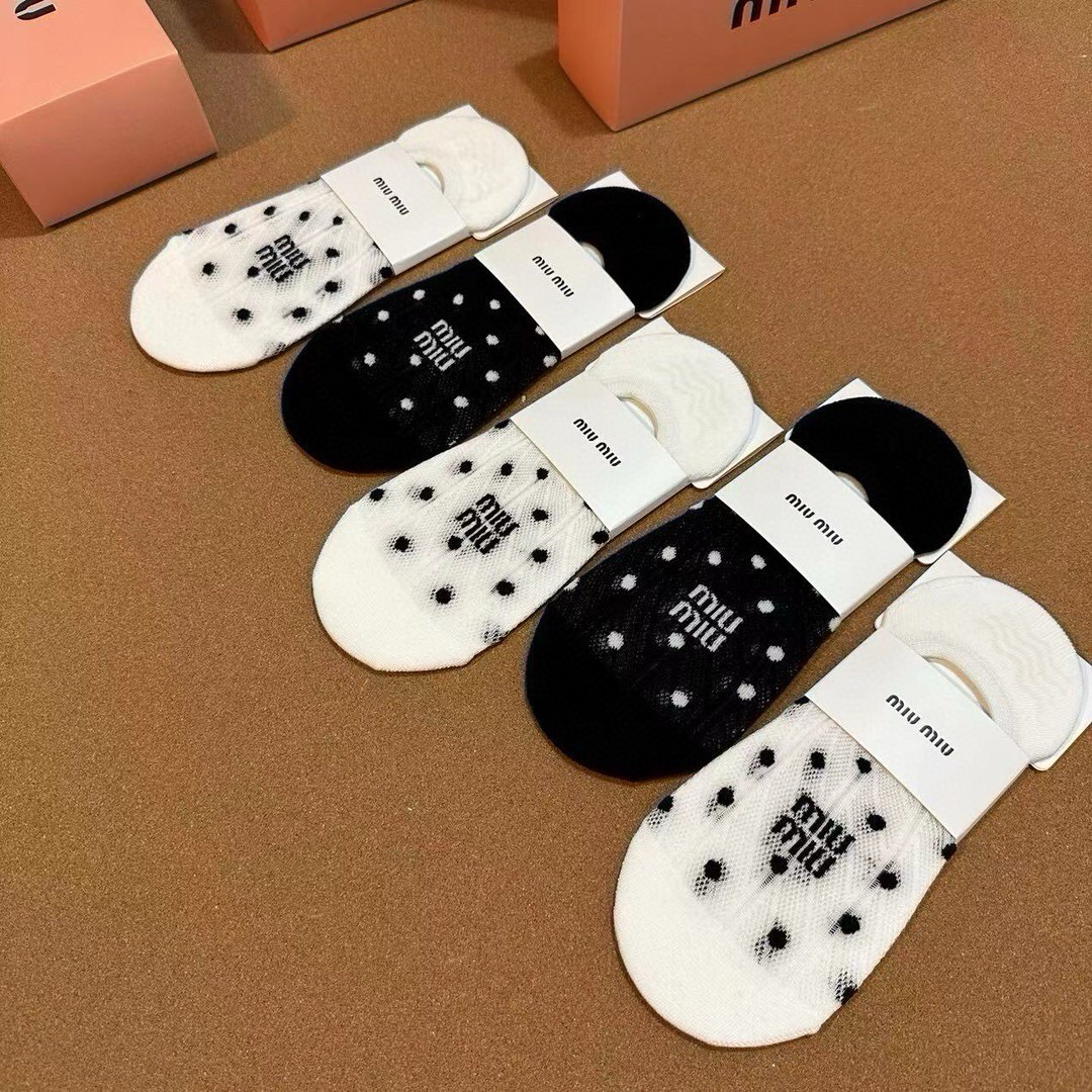 🆕Miumiu · 缪缪❗️谬家新品女款隐形袜子❗️【一盒五双】提花经典标志，纯棉材质，超舒适超美腻❗️大牌出街，潮人必