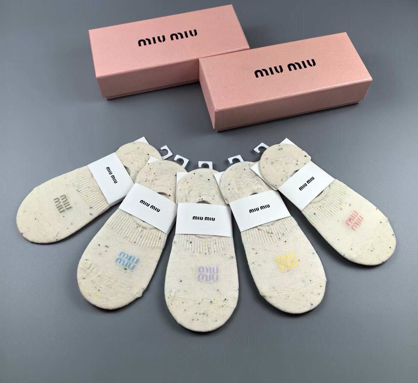 🆕Miumiu · 缪缪❗️缪缪新品女款隐形袜子❗️【一盒五双】提花经典标志，纯棉材质，超舒适超美腻❗️大牌出街，潮人必