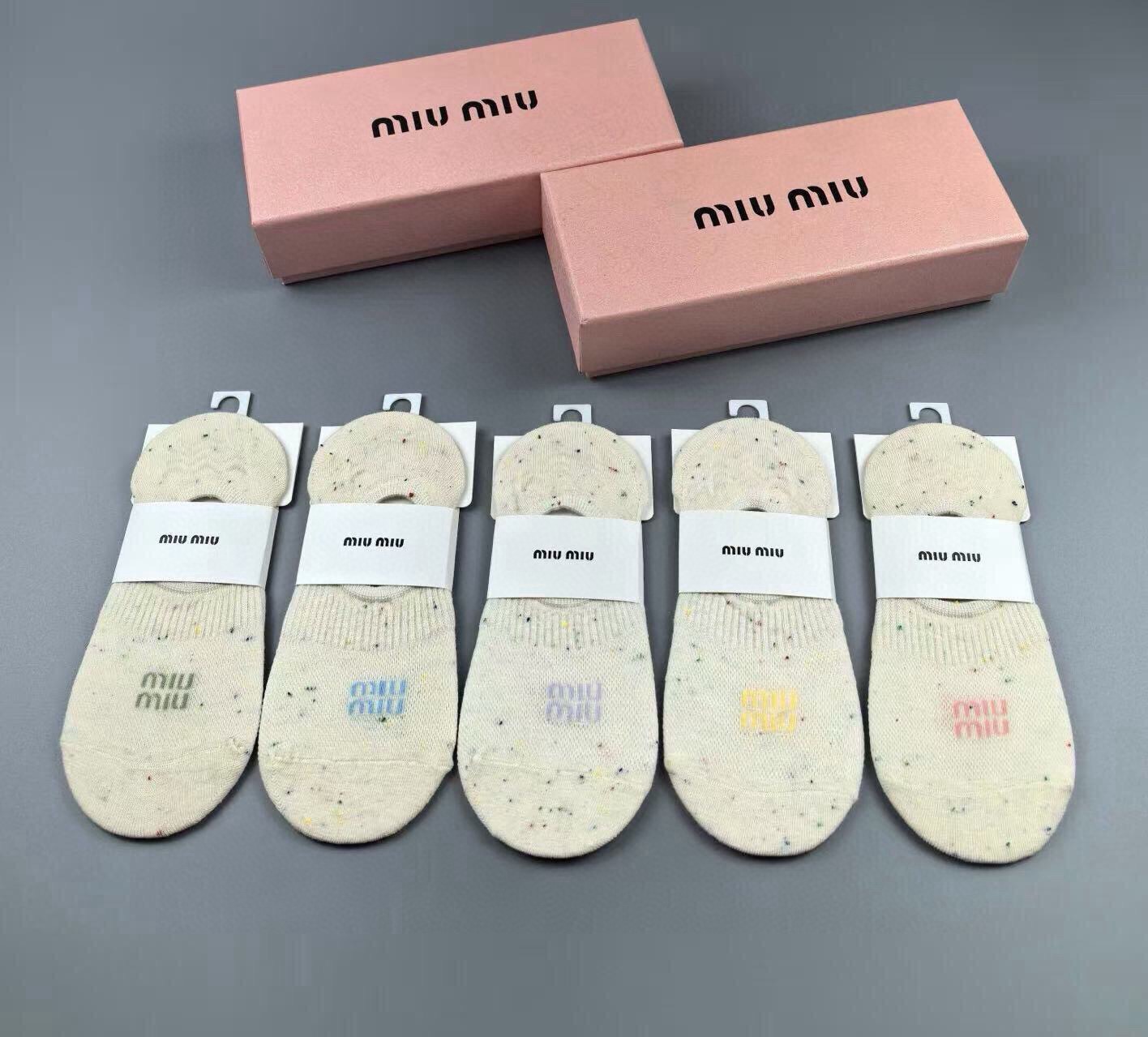 🆕Miumiu · 缪缪❗️缪缪新品女款隐形袜子❗️【一盒五双】提花经典标志，纯棉材质，超舒适超美腻❗️大牌出街，潮人必