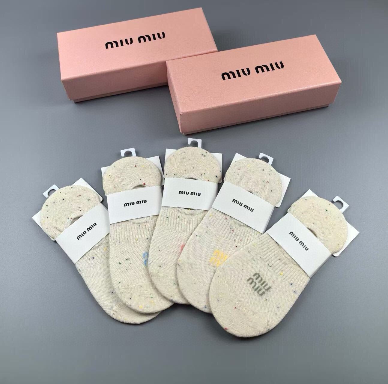 🆕Miumiu · 缪缪❗️缪缪新品女款隐形袜子❗️【一盒五双】提花经典标志，纯棉材质，超舒适超美腻❗️大牌出街，潮人必