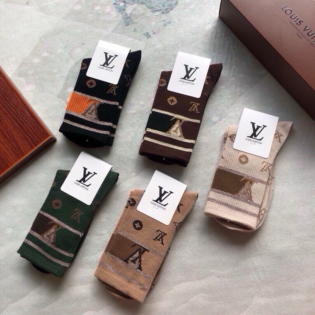 🆕Louis Vuitton · 路易威登❗️驴家新品女款中筒袜子❗️【一盒五双】纯棉材质，柔软舒适透气，罗口提花经典标