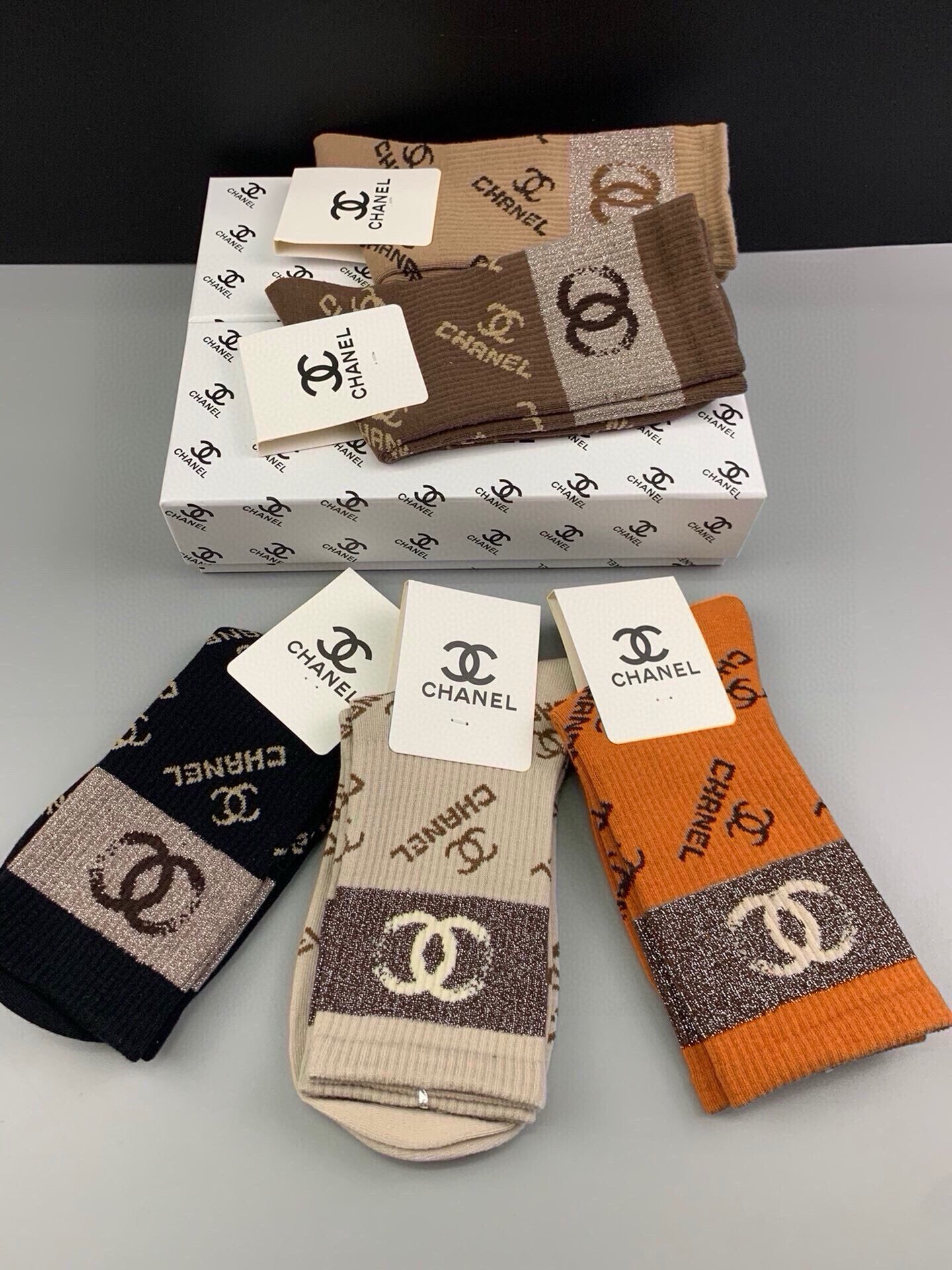 🆕CHANEL · 香奈儿❗️香奶奶家新品女款中筒袜子❗️【一盒五双】纯棉材质，柔软舒适透气，罗口提花经典双C标志，袜身
