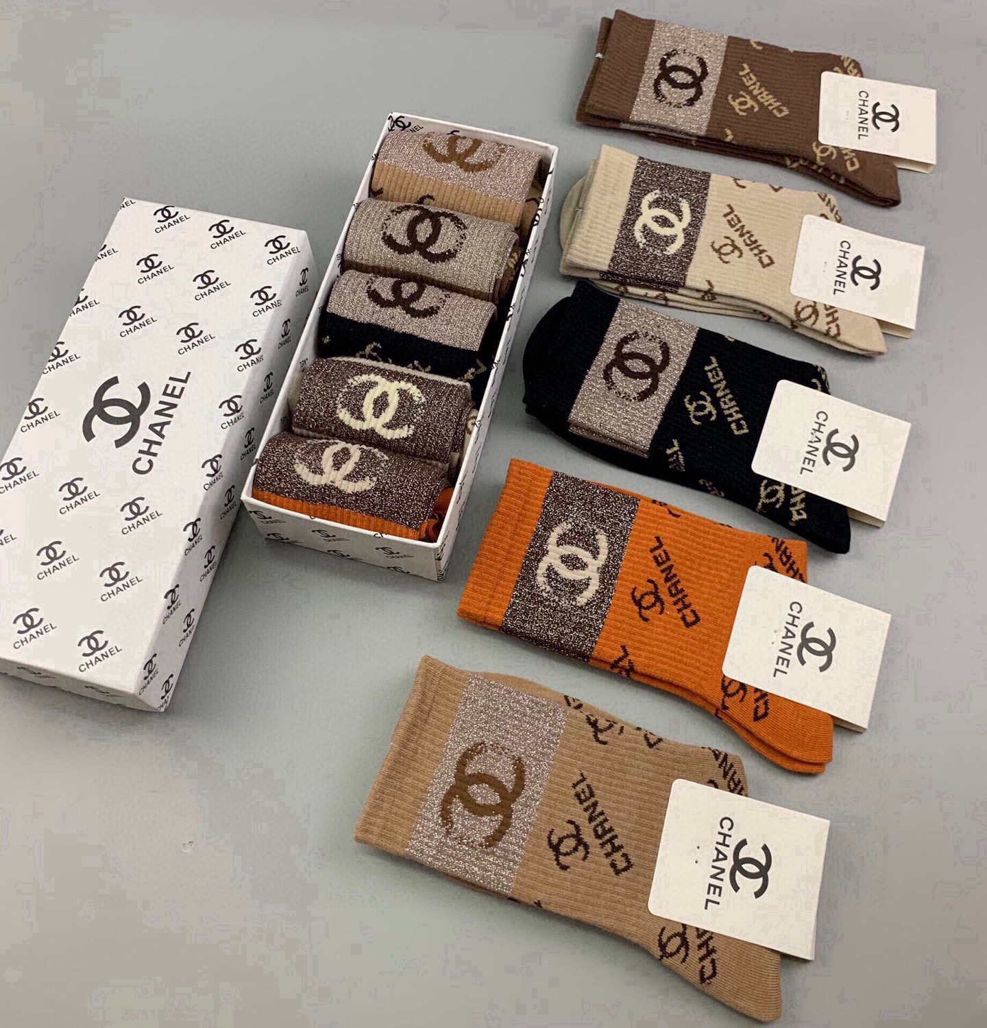 🆕CHANEL · 香奈儿❗️香奶奶家新品女款中筒袜子❗️【一盒五双】纯棉材质，柔软舒适透气，罗口提花经典双C标志，袜身