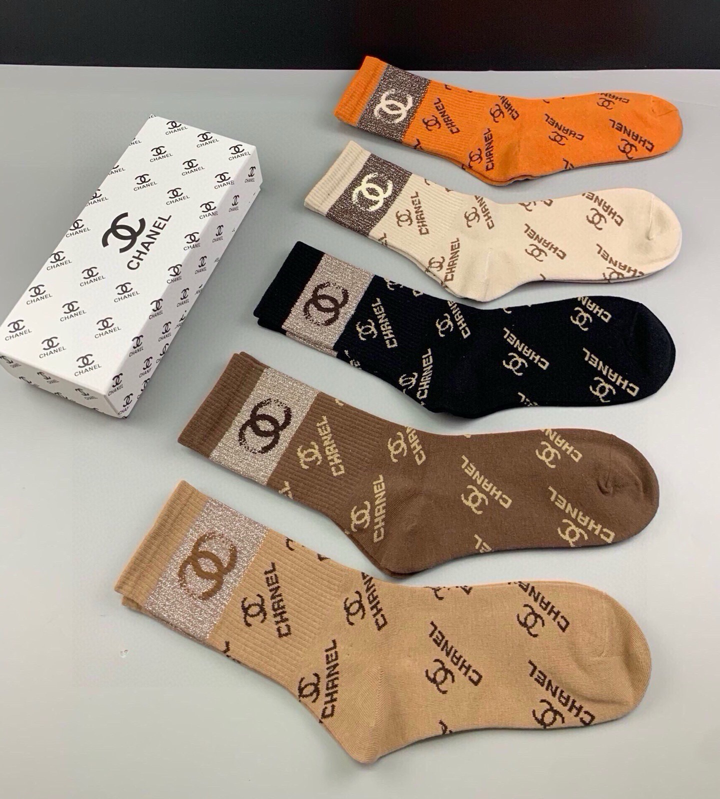 🆕CHANEL · 香奈儿❗️香奶奶家新品女款中筒袜子❗️【一盒五双】纯棉材质，柔软舒适透气，罗口提花经典双C标志，袜身