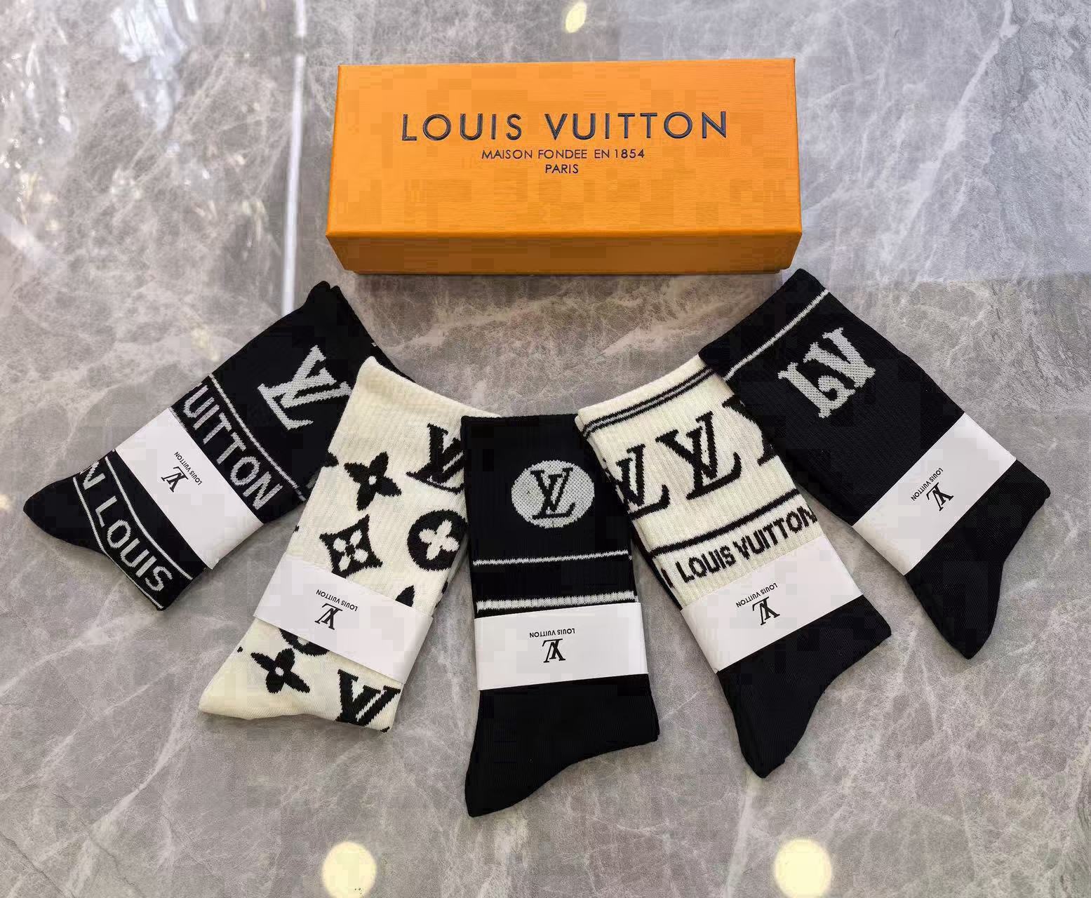🆕Louis Vuitton · 路易威登❗️驴家新品女款高长筒袜子❗️【一盒五双】纯棉材质，提花经典标志，柔软舒适透气