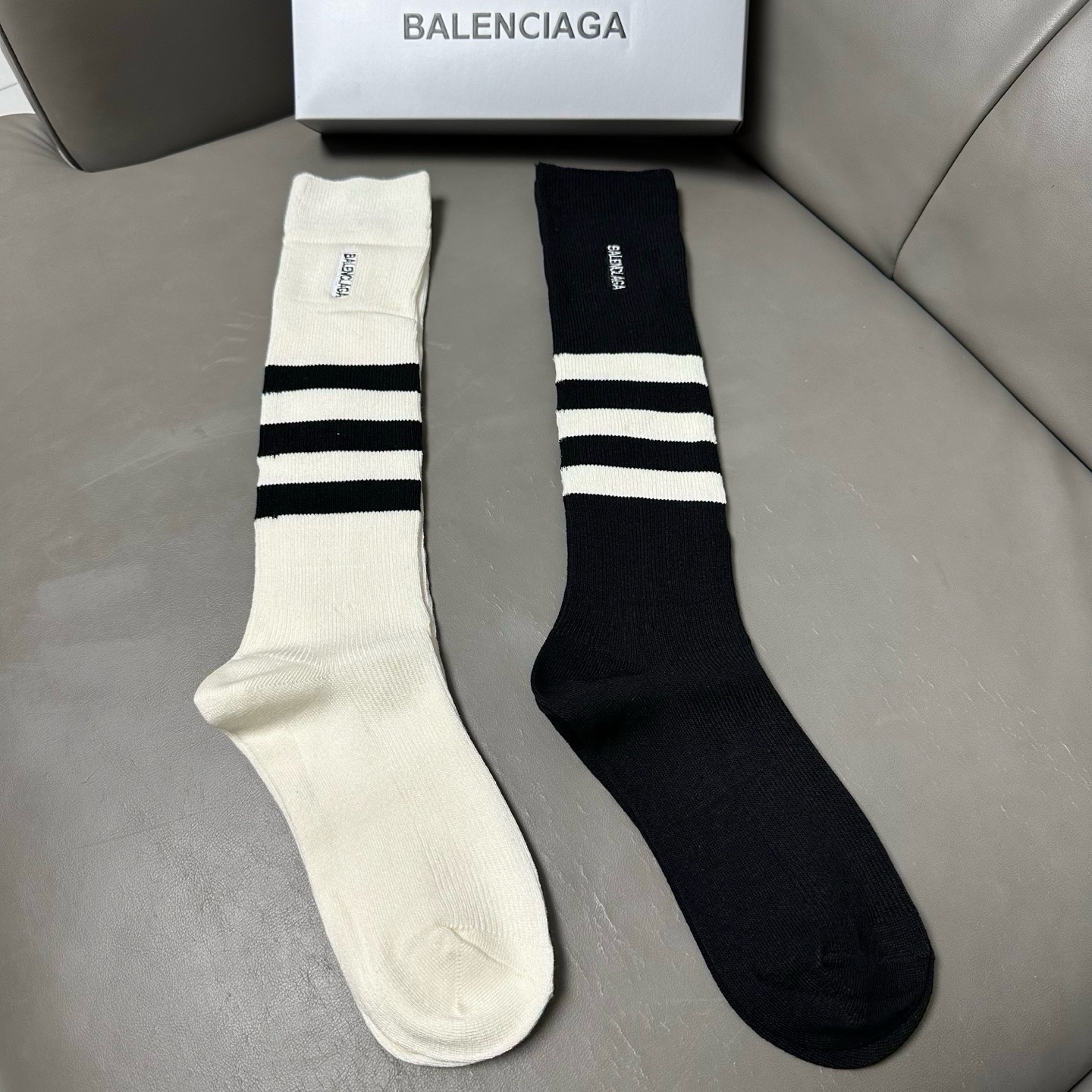 🆕BALENCIAGA · 巴黎世家❗️大巴黎新品女款小腿袜❗️【一盒二双】纯棉材质双针双路织造，上脚柔软舒适，刺绣大巴