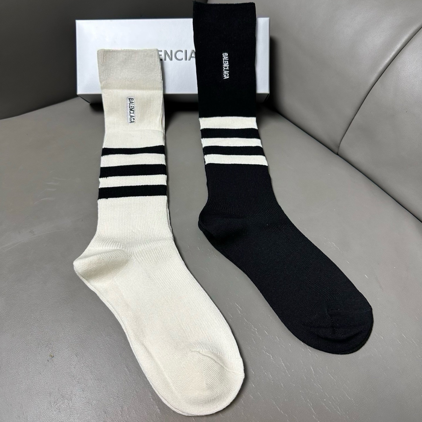 🆕BALENCIAGA · 巴黎世家❗️大巴黎新品女款小腿袜❗️【一盒二双】纯棉材质双针双路织造，上脚柔软舒适，刺绣大巴