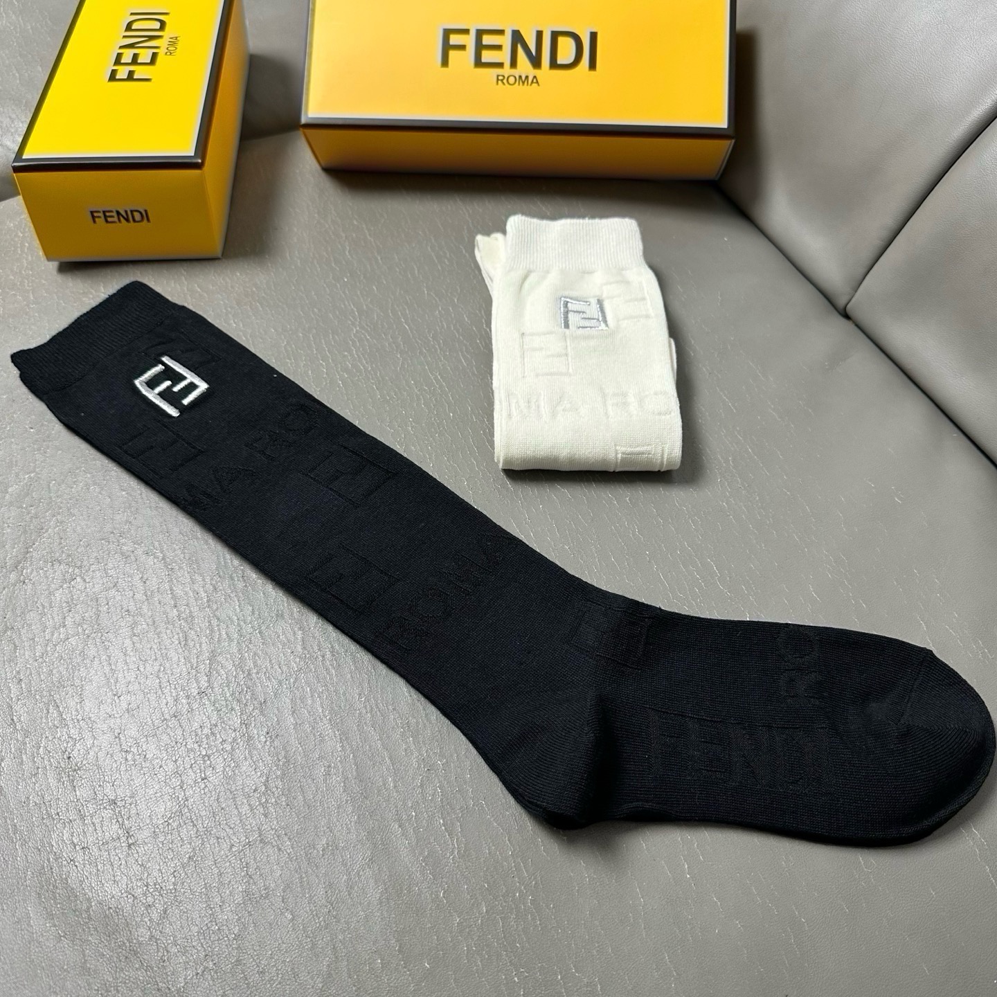 🆕Fendi · 芬迪❗️FF新品女款小腿袜❗️【一盒二双】纯棉材质双针双路织造，暗纹提花，上脚柔软舒适，刺绣大巴黎lo
