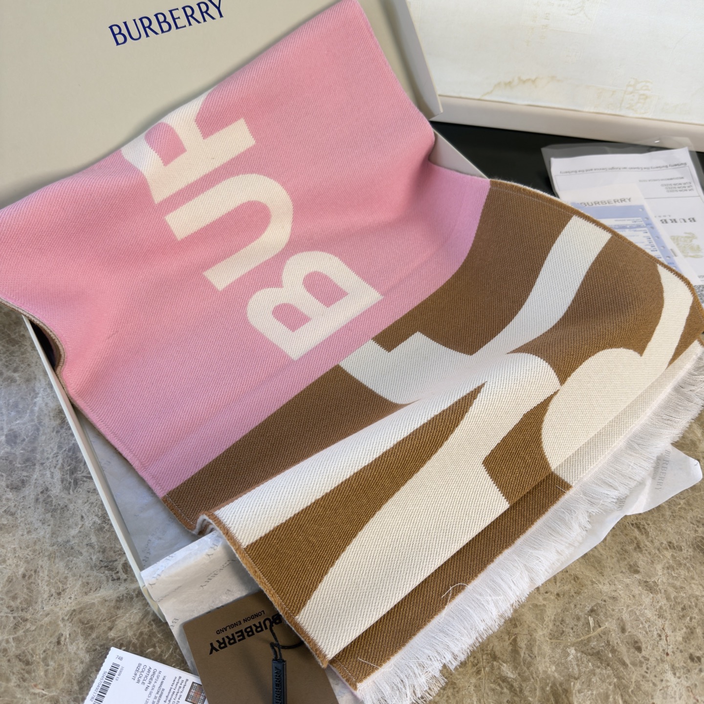 🆕Bur难得尾单，Qc盯了一个月才拿出来的重磅极品好货，国内专柜没上的款，牛气满满TB系列限量款❗️双面提花围巾小披肩，