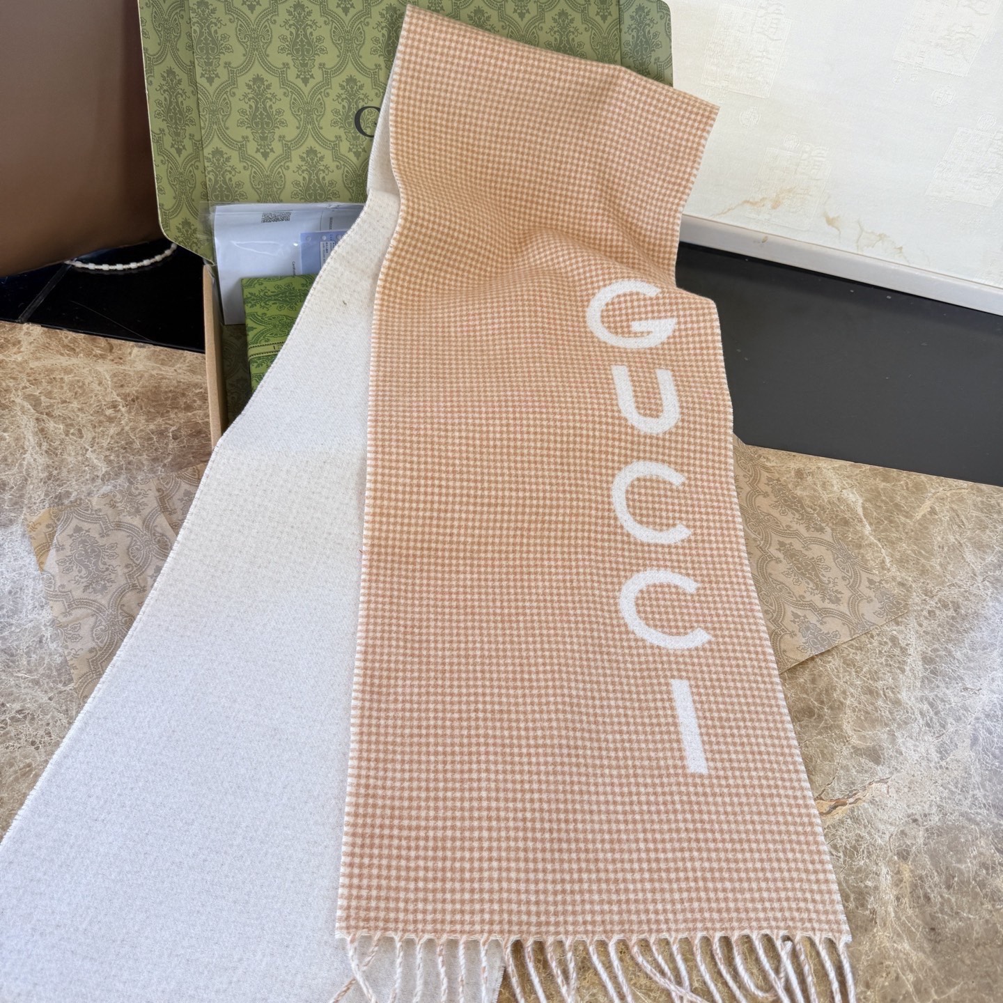 🆕✨Gucci  · 古奇千鸟格羊绒围巾❗来个硬货.麻溜的安排上.纯正出口❗原订单已经交货一批，其中一批刚过海关，直蹦英