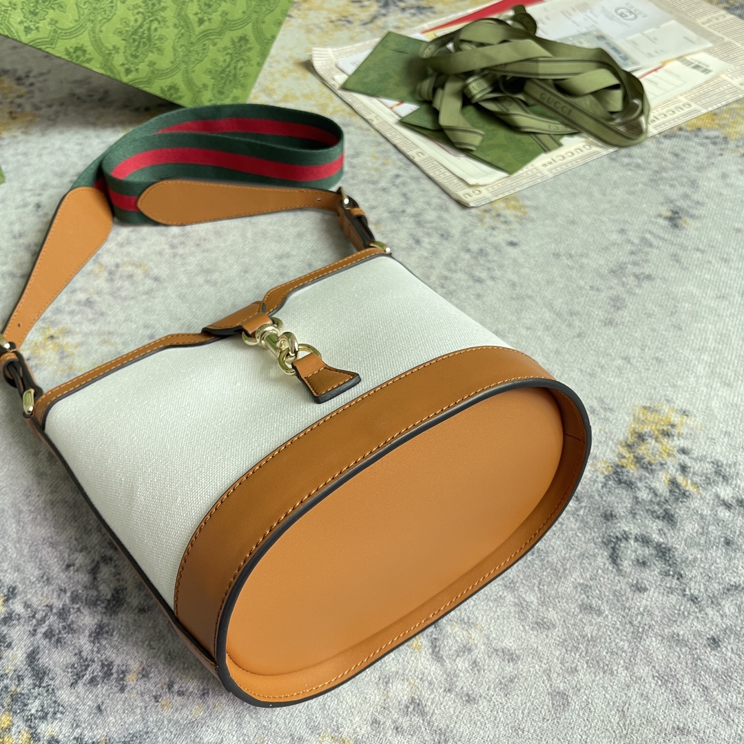 [發]460。  GUCCI新款专柜品质，顶级原单货，实物实拍！款号782908白布棕皮🎈🎈🎈尺寸：宽20.5X高18.5X侧宽12.5，🎉🎉🎉出货啦！