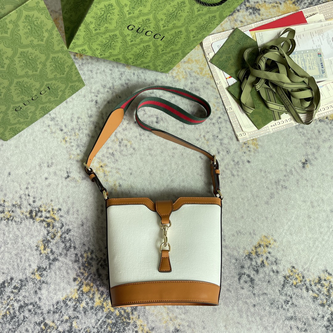 [發]460。  GUCCI新款专柜品质，顶级原单货，实物实拍！款号782908白布棕皮🎈🎈🎈尺寸：宽20.5X高18.5X侧宽12.5，🎉🎉🎉出货啦！