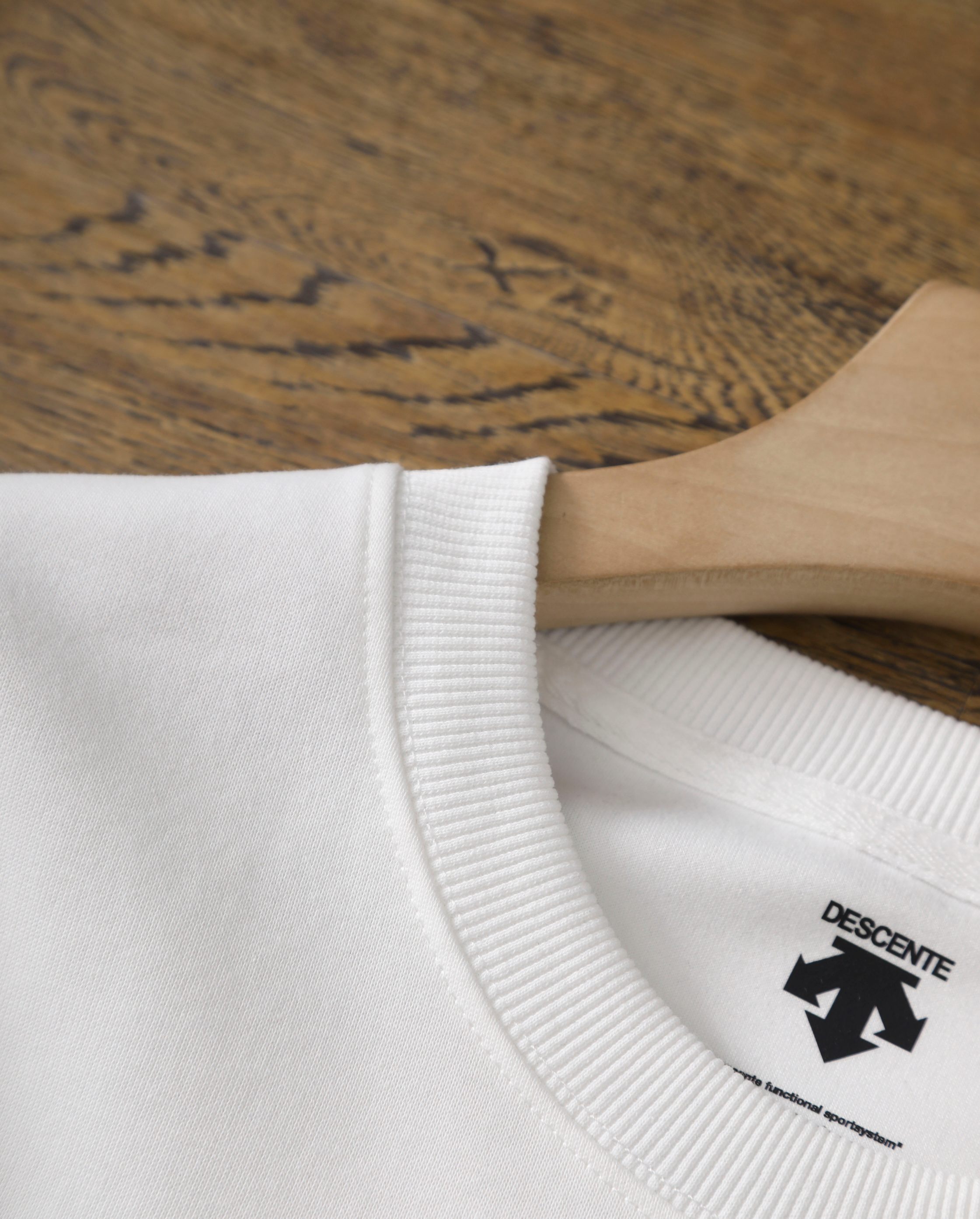 Descente Couple's Crew Neck Long Sleeve Pullover Sweatshirt - Elegant & Comfy