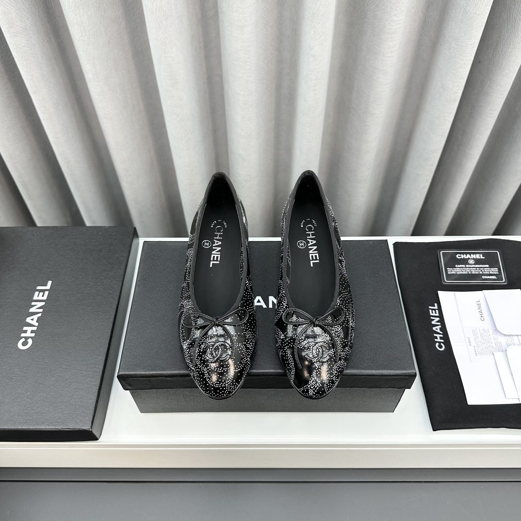 NO:233913,SC chan*l classic slingback Just like what coco Chanel said is popular is fleeting, but the style lasts forever!  This pair of empty shoes is the classic among Xiangjia classics!  The two-color combination is simple and exquisite. The universal evergreen style in the counter is always out of date!  The counter is original leather material, imported sheepskin lining, and imported cowhide leather soles from Italy!  Top quality, Size35-40 (34 40 41 42 43 customized), sandals, chanel, chanel, chanel, sandals, cowhide, sheepskin19860909SC chan*l经典slingback 就像coco香奈儿女士说的流行稍纵即逝,但风格永存！这双后空鞋就是香家经典中的经典！双色搭配,简约精致,专柜里的万能长青款,永远不过时单品！ 专柜原版皮料,进口羊皮内里,意大利进口牛皮革鞋底！ 顶级品质,Size35-40（34 40 41 42 43定做）,凉鞋,chanel,chanel,chanel,sandals,cowhide,sheepskin,Women's Shoes