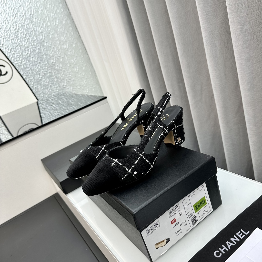 NO:233915,SC chan*l classic slingback small fragrance empty sandals!  Just like what Ms. Coco Chanel said is that the popularity is fleeting, but the style lasts forever!  This pair of empty shoes is the classic among Xiangjia classics!  The two-color combination is simple and exquisite. The universal evergreen style in the counter is always out of date!  The counter is original leather material, imported sheepskin lining, and imported cowhide leather soles from Italy!  Top quality, Size35-40 (34 40 41 42 43 customized), sandals, chanel, chanel, chanel, sandals, cowhide, sheepskin19860909SC chan*l经典slingback小香后空凉鞋！ 就像coco香奈儿女士说的流行稍纵即逝,但风格永存！这双后空鞋就是香家经典中的经典！双色搭配,简约精致,专柜里的万能长青款,永远不过时单品！ 专柜原版皮料,进口羊皮内里,意大利进口牛皮革鞋底！ 顶级品质,Size35-40（34 40 41 42 43定做）,凉鞋,chanel,chanel,chanel,sandals,cowhide,sheepskin,Women's Shoes