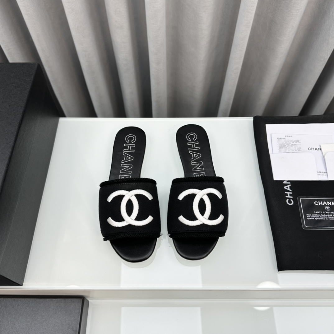 NO:262976,* 21P's most popular slippers in early autumn. The counter is simply snatched up. Photos from major social platforms are popular. This episode's catwalk style is definitely too handsome. It is definitely the hottest style of this season. The counter fairies are really too aware of the goods. They don't get stuck or scratch their feet. The texture is very soft and comfortable. Classic black and white combination, super versatile. 1 Fabric: The counter original Feizhi 2 Inner: Environmentally friendly mixed-bred sheepskin 3 soles: genuine leather soles 5 sizes 35-40 (40 41 custom made) p, slippers, slippers, sheepskin, Leather soles19860909* 21P早秋最爆拖鞋 专柜简直疯抢了,各大社交平台热门晒图,这期的走秀款绝对太帅了,绝对是这一季最热门的款式,专柜仙女们真的太识货了,不卡脚也不会磨脚,质感上脚是非常柔软舒服的.经典的黑白配,超级百搭. 1面料:专柜原版飞织 2内里:环保混种羊皮 3大底:真皮大底 5码数35-40（40 41定做） p,拖鞋,slippers,sheepskin,Leather soles,Women's Shoes