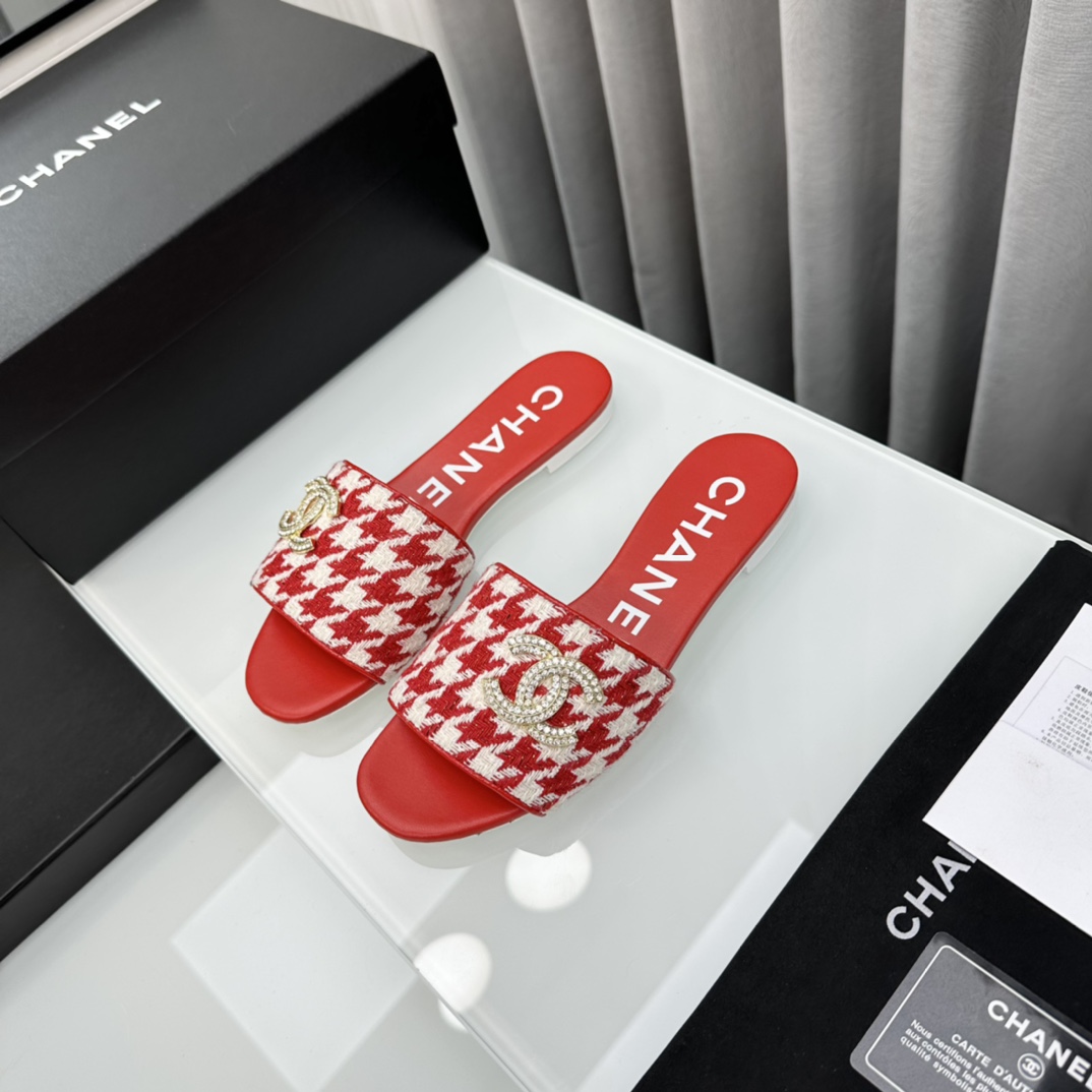 NO:262974,* 24P's most popular slippers in early autumn. The counter is snatched up. Photos from major social platforms are popular. This episode's catwalk style is definitely too handsome. It is definitely the hottest style of this season. The counter fairies are really too aware of the goods. They don't get stuck or scratch their feet. The texture is very soft and comfortable. Classic black and white combination, super versatile. 1 Fabric: The counter original Feizhi 2 Inner: Environmentally friendly mixed-bred sheepskin 3 soles: genuine leather soles 5 sizes 35-40 (40 41 custom made), slippers, slippers, sheepskin, Leather soles19860909* 24P早秋最爆拖鞋 专柜简直疯抢了,各大社交平台热门晒图,这期的走秀款绝对太帅了,绝对是这一季最热门的款式,专柜仙女们真的太识货了,不卡脚也不会磨脚,质感上脚是非常柔软舒服的.经典的黑白配,超级百搭. 1面料:专柜原版飞织 2内里:环保混种羊皮 3大底:真皮大底 5码数35-40（40 41定做）,拖鞋,slippers,sheepskin,Leather soles,Women's Shoes