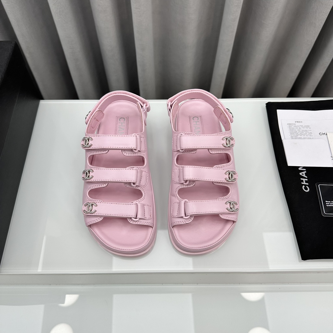 NO:240906,The latest fabrics in spring and summer - the counter mainly promotes Velcro beach sandals new color series ★★★★★ Many celebrities are here to watch, a versatile series that domestic and foreign bloggers are popular, a must-have for spring and summer wardrobe matching, the first choice for sandals. Upper imported cowhide inner lining: imported sheepskin inner lining, original mold-open custom leather sole (rubber) Shoe size: 35-39 (40, 41, 42 customized, non-return and exchange) Delivery luxury latest counter synchronous packaging Rubber sole Leather sole, sandals, sandals, cowhide, sheepskin, Leather soles19860909春夏最新面料——专柜主推魔术贴沙滩凉鞋新色系列上新 ★★★★★ 众多明星网红上脚,国内外博主刷爆的一个百搭系列,春夏衣橱搭配必备 凉鞋首选. 鞋面进口牛皮  内里: 进口羊皮内里 大底原版开模定制真皮大底（橡胶） 鞋码: 35-39（40、41、42定做不退换） 配送豪华最新专柜同步包装 橡胶底 皮底,凉鞋,sandals,cowhide,sheepskin,Leather soles,Women's Shoes