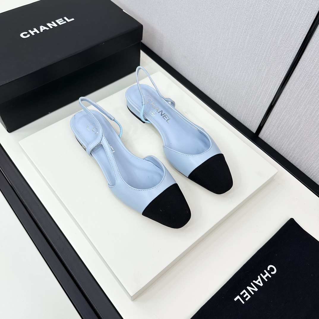 NO:417502,【Top version】 Xiaoxiang Slingback classic series spliced ​​thick heel sandals single shoes. Fashionable classic sandals that all stars like. Simple and elegant, retro and intellectual. This pair can decorate your wardrobe all year round. The original counter is purchased and opened with mold, and the details are magnified and compared at will. Material upper mixed-bred sheepskin + grosgrain. Outsole original Italian leather outsole. Heel height 6.5CM/2CM (can be customized for 9CM heel height 50) Size35~42 (34, 41, 42 customization, no return or exchange) The original counter top luxury full package, sandals, sandals, sheepskin, Leather soles19860909【顶级版本】 小香Slingback经典系列拼接粗跟凉鞋单鞋 全明星都喜欢的时尚经典凉鞋 简洁优雅、复古知性,这一双就能装扮一年四季你的衣橱 专柜原版购入开模,细节随意放大对比 材质鞋面混种羊皮+罗缎 大底原版意大利真皮大底 跟高6.5CM/2CM （可定9CM跟高50） Size35～42（34、41、42定制不退换） 原版专柜顶级豪华全套包装,凉鞋,sandals,sheepskin,Leather soles,Women's Shoes