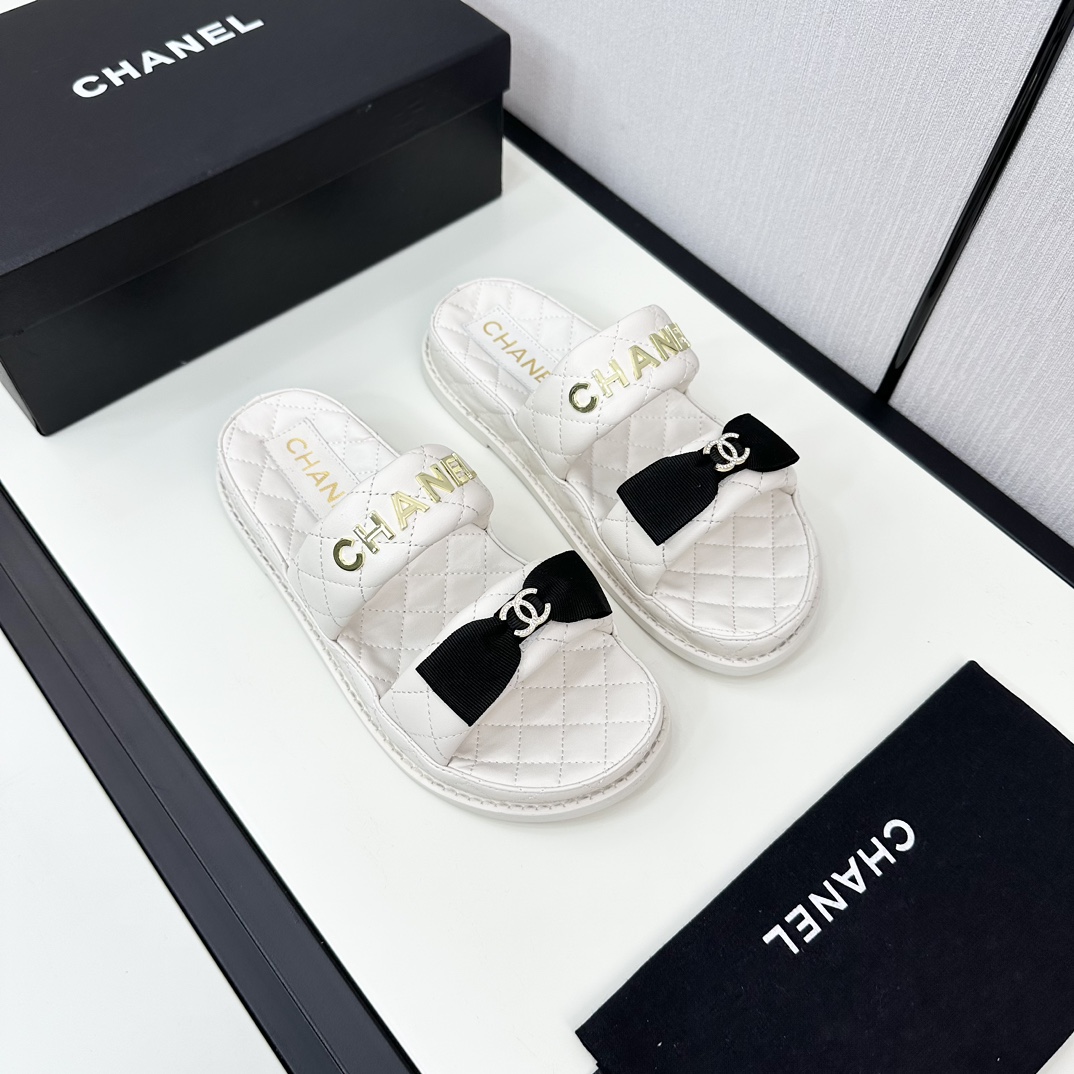 Chanel Gefälscht
 Schuhe Badelatschen Lammfell Schaffell Seide Sommerkollektion