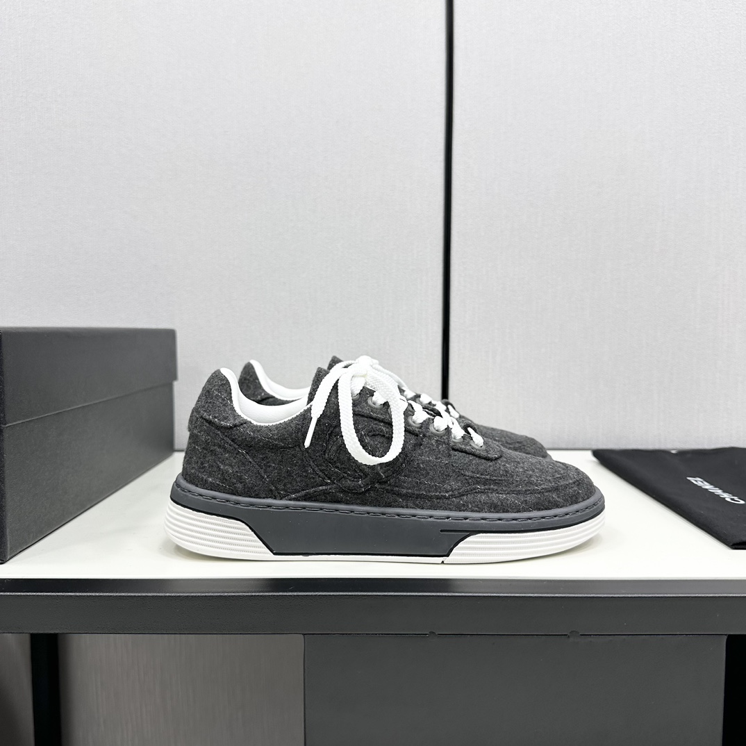 NO:262932,Chane counter top casual sneakers This classic design; the upper is made of electric embroidery style; the sole is fashionable and sporty; it is an extraordinary variety of color matching elements... The diversified mix and match is very beautiful and versatile, casual, fashionable, sports, and outdoors can be taken into consideration... Go material The upper is made of original imported satin The inner is made of original imported sheepskin lining The sole is based on the original TU combination sole The counter is made of high-quality packaging for women 35–41, 41 40 custom-made, casual shoes/sports shoes, chanel, sneakers, sheepskin, silk fabric19860909Chane专柜顶级休闲款运动鞋 这款经典设计；鞋面多种工艺电绣的风格；大底却时尚运动；不平凡的拥入了多种配色元素…… 多元化混搭非常好看百搭,休闲,时尚,运动,户外都能兼顾…… Go 材料 鞋面采用 原版进口绸缎 内里采用 原版进口羊皮里 大底根据 原版TU组合大底 专柜精品包装全套女35–41 ,41 40定做,休闲鞋/运动鞋,chanel,sneakers,sheepskin,silk fabric,Women's Shoes