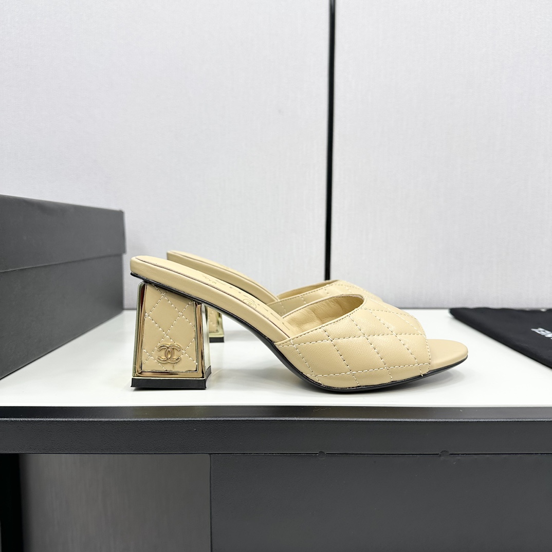 NO:164202,* 24P's most popular slippers. The counter is snatched up. Photos from major social platforms are popular. This episode's catwalk style is definitely too handsome. It is definitely the hottest style of this season. The counter fairies are really too aware of things. They don't get stuck or scratch their feet. The texture is very soft and comfortable. Classic black and white combination, super versatile. 1 Fabric: Mixed-bred sheepskin 2 Inner: Environmentally friendly Mixed-bred sheepskin 3 Soles: genuine leather soles 4 Heels Height: 7.5 5 Size 35-40, slippers, slippers, sheepskin, Leather soles19860909* 24P最爆拖鞋 专柜简直疯抢了,各大社交平台热门晒图,这期的走秀款绝对太帅了,绝对是这一季最热门的款式,专柜仙女们真的太识货了,不卡脚也不会磨脚,质感上脚是非常柔软舒服的.经典的黑白配,超级百搭. 1面料:混种羊皮 2内里:环保混种羊皮 3大底:真皮大底 4跟高:7.5 5码数35-40,拖鞋,slippers,sheepskin,Leather soles,Women's Shoes