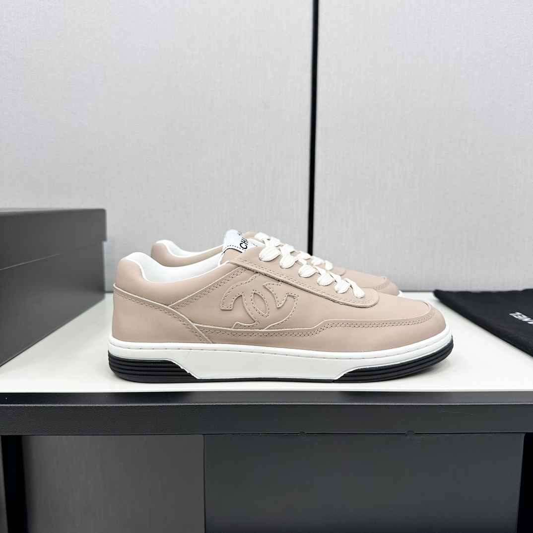 NO:251617,Chanel - top casual panda shoes sneakers for counter This classic design; the upper is made of various craftsmanship electric embroidery styles; the sole is fashionable and sporty; it is an extraordinary variety of color matching elements... The diversified mix and match is very beautiful and versatile, casual, fashionable, sports, and outdoors can be taken into consideration... Go material The upper is made of original imported silk cowhide, the inner part is made of original imported breathable net, the sole is based on original rubber combination outsole, the counter is made of high-quality packaging for women 35–41, casual shoes/sports shoes, chanel, chanel, sneakers, cowhide19860909Chanel香奈儿——专柜顶级休闲款熊猫鞋运动鞋 这款经典设计；鞋面多种工艺电绣的风格；大底却时尚运动；不平凡的拥入了多种配色元素…… 多元化混搭非常好看百搭,休闲,时尚,运动,户外都能兼顾…… Go 材料 鞋面采用 原版进口丝绸牛皮 内里采用 原版进口透气网 大底根据 原版橡胶组合大底 专柜精品包装全套女35–41,休闲鞋/运动鞋,chanel,chanel,sneakers,cowhide,Women's Shoes