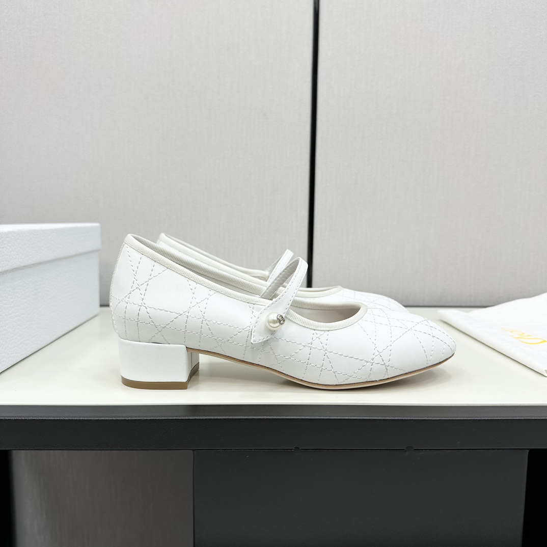 NO:164962,Miss Dior/Dior classic Paris catwalk new autumn and winter products. Metal buckle single shoe series. This Miss single shoe series is popular in Paris catwalk, elegant and fashionable. It is carefully crafted with patent leather, simple style, and the upper is decorated with a gold finish metal logo to enhance the style, elegant and atmospheric!  The fashionable round toe and cylindrical heel complement each other, which can add elegant temperament to all styles. The upper is imported cowhide, the inner foot pads are all sheepskin, imported Italian genuine leather outsole, heel height 3cm Size: 35-40 (34/40/41/customized), single shoes, dior, dior, cowhide, sheepskin, Leather soles19860909Miss Dior/迪奥经典巴黎走秀款秋冬新品 金属扣单鞋系列 这款Miss单鞋系列巴黎走秀爆款,优雅时尚.采用漆皮皮革精心制作,款式简约,鞋面饰以金色饰面金属logo提升格调,优雅大气！时尚的圆形鞋头与圆柱形鞋跟相得益彰,可为各式造型增添高雅气质. 鞋面采用进口牛皮 内里垫脚均为羊皮 意大利进口真皮大底 跟高3cm 码数:35-40（34/40/41/定制）,单鞋,dior,dior,cowhide,sheepskin,Leather soles,Women's Shoes