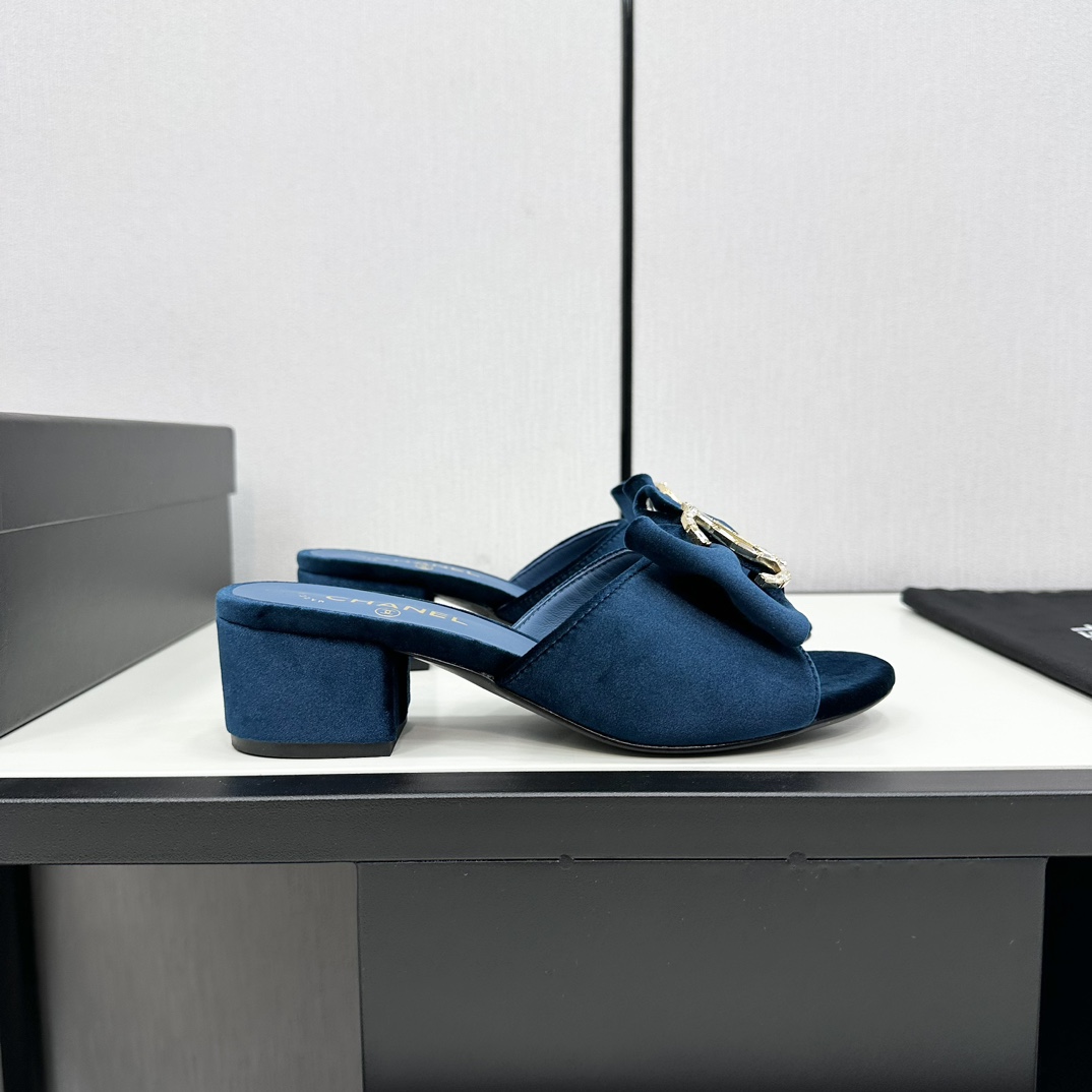 NO:164205,Chanel 24K catwalk sandwich is simple yet sweet and playful!  The classic color combination of the toe is simple and easy to match, and it is more heeled with a strap. The upper imported velvet, inner sheepskin, genuine leather soles Size: 35-39 (ordered by 40/41), slippers, chanel, slippers, sheepskin, Leather soles19860909Chanel 24K走秀款凉拖 简约又不失甜美俏皮！ 鞋头经典拼色简约易搭,搭配一字带更加跟脚. 鞋面进口天鹅绒 内里羊皮 真皮大底 Size:35-39（40/41订）,拖鞋,chanel,slippers,sheepskin,Leather soles,Women's Shoes