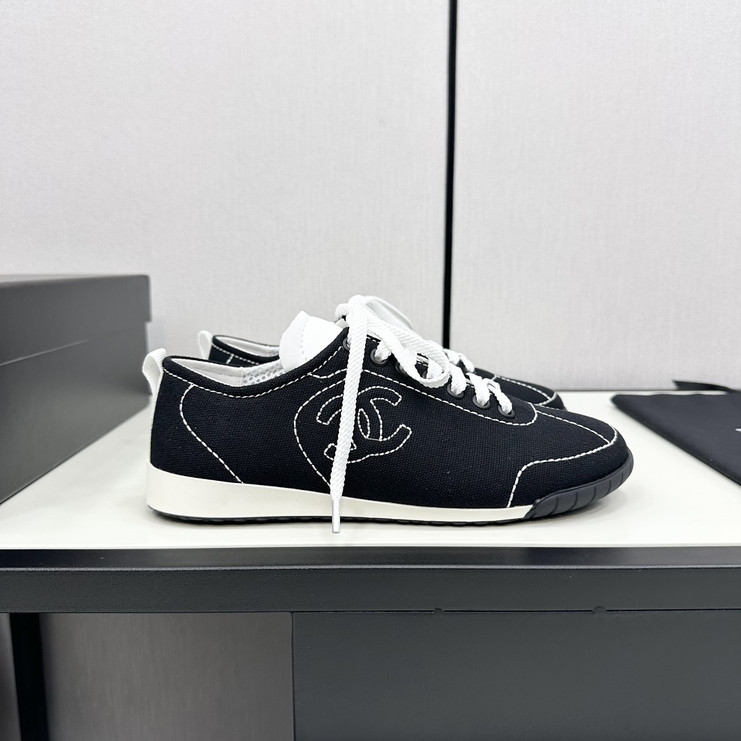 NO:251630,The latest model of Chanel 24A, full leather, panda color, small white shoes, casual sports shoes, skateboard shoes, original purchase and development, making goods, Xiaoxiang C home, another super big hit, the love of internet celebrity bloggers and ladies, various praises from social platforms, popular super high texture and breathable super spring and summer, seeing this issue can always evoke the girl's inner demand for fashion. The latest suede material, classic black and white color matching, full of fashionable feeling on the feet, easy to manage, exquisite packaging for delivery counter Fabric: original custom imported special material, inner custom net, original open mold TPU anti-slip sole Size: women's model 35-40 (customized by 41/42) Ordinary fabric, pure leather, casual shoes/sports, chanel, chanel, chanel, chanel, chanel, chanel, chanel, chanel, chanel, sneakers, chamois leather19860909顶级Chanel香奈儿24A最新款 全皮 熊猫配色 小白鞋 休闲 运动鞋 滑板鞋 原版购入开发 做货 小香 C家 专柜又一超级大爆款,网红博主小姐姐们的挚爱,社交平台的各种夸赞,人气超高质感透气超级春夏,看到这期总能唤起少女内心对时髦的诉求 最新麂皮材质 经典黑白配色 上脚时髦感十足 容易打理 配送专柜精美包装 面料:原版定制进口特殊材质 内里定制网里 鞋底原版开模TPU防滑大底 Size:女款35-40（41/42订做） 普通布面,纯皮面,休闲鞋/运动鞋,chanel,chanel,chanel,sneakers,chamois leather,Women's Shoes