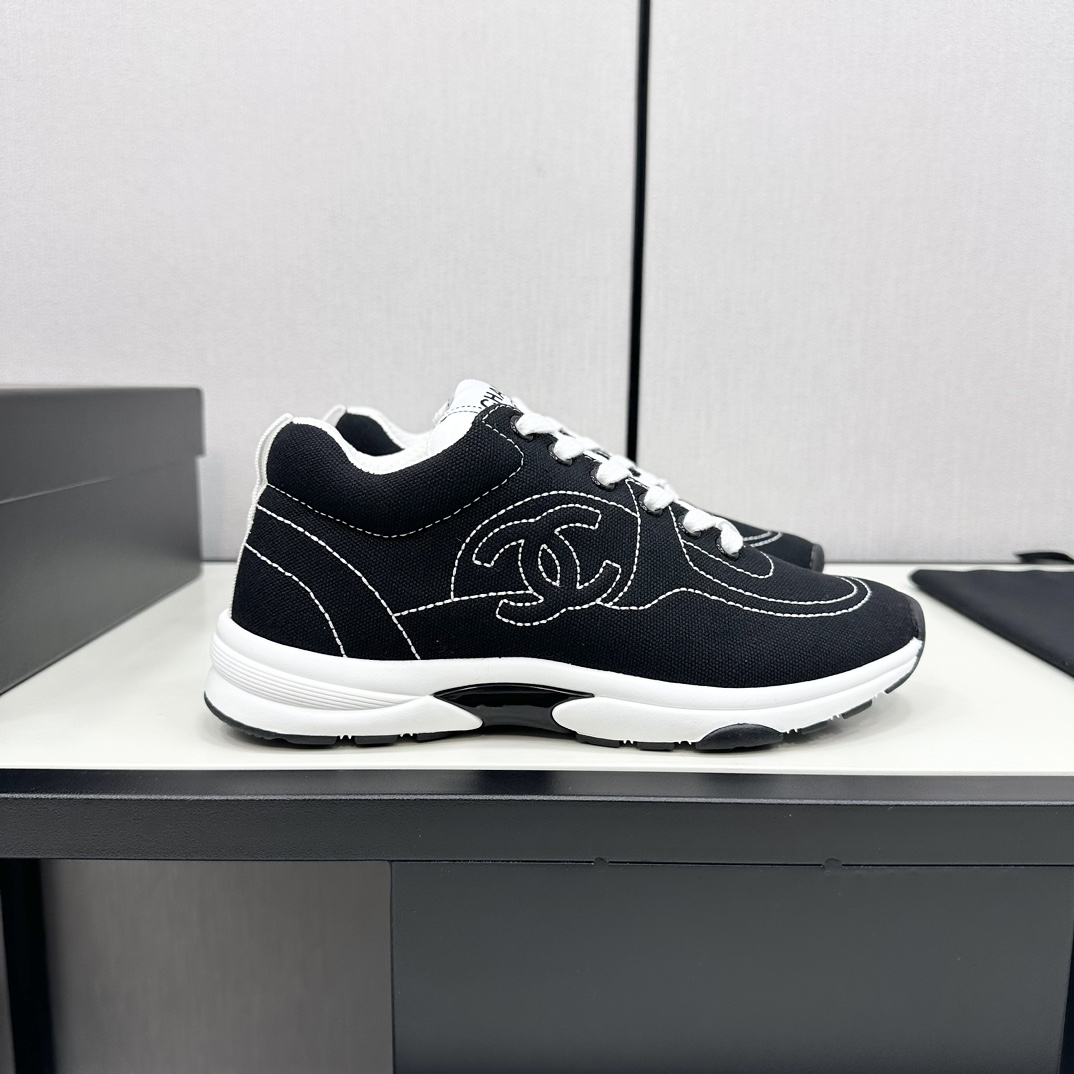 NO:251612,The latest Chanel 24A model, full leather, panda color scheme, white shoes, casual, sports shoes, skateboard shoes, original purchase and development, making goods, Xiaoxiang C home, another super popular model, the love of internet celebrity bloggers and ladies, various praises from social platforms, popular super high texture and breathable super spring and summer, seeing this issue can always evoke the girl's inner demands for fashion. The latest suede material, classic black and white color scheme, full of fashionable feeling on the feet, easy to manage, exquisite packaging for delivery counter Fabric: original custom imported special material, inner custom net, original open mold TPU anti-slip sole Size: women's model 35-40 (customized by 41/42) has men's model, achieve 46 (45  46 customized) cloth leather, casual shoes/sports shoes, chanel, chanel, chanel, chanel, sneakers, chamois leather19860909顶级Chanel香奈儿24A最新款 全皮 熊猫配色 小白鞋 休闲 运动鞋 滑板鞋 原版购入开发 做货 小香 C家 专柜又一超级大爆款,网红博主小姐姐们的挚爱,社交平台的各种夸赞,人气超高质感透气超级春夏,看到这期总能唤起少女内心对时髦的诉求 最新麂皮材质 经典黑白配色 上脚时髦感十足 容易打理 配送专柜精美包装 面料:原版定制进口特殊材质 内里定制网里 鞋底原版开模TPU防滑大底 Size:女款35-40（41/42订做）有男款,做到46 (45 46定做)布皮,休闲鞋/运动鞋,chanel,chanel,chanel,sneakers,chamois leather,Women's Shoes