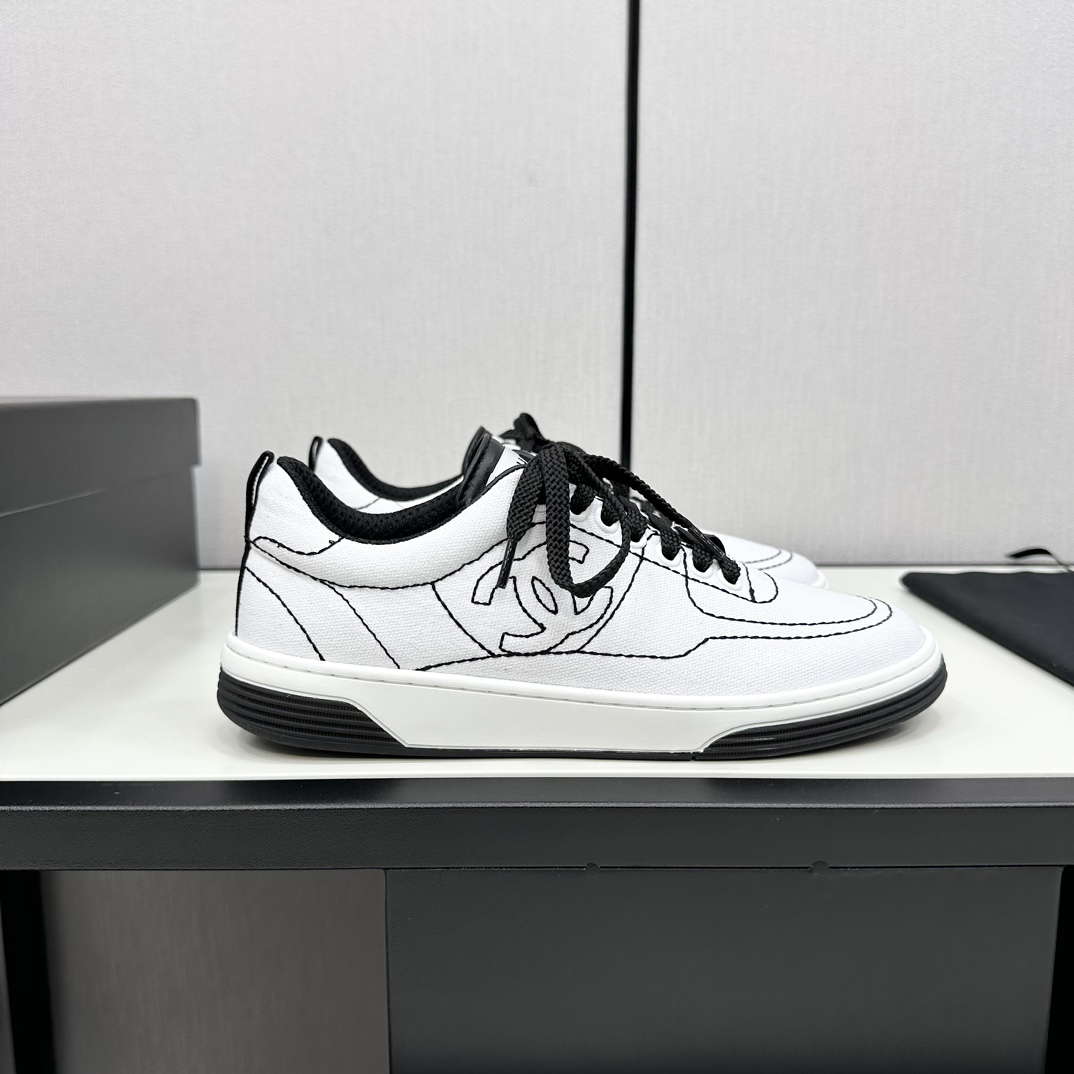 NO:251640,The latest Chanel 24A model, full leather, panda color scheme, white shoes, casual, sports shoes, skateboard shoes, original purchase and development, making goods, Xiaoxiang C home, another super big hit, the love of internet celebrity bloggers and ladies, various praises from social platforms, popular super high texture and breathable super spring and summer, seeing this issue can always evoke the girl's inner demands for fashion. The latest suede material, classic black and white color scheme, full of fashionable feeling on the feet, easy to manage, exquisite packaging for delivery counter Fabric: original custom imported special material, inner custom net, original open mold TU non-slip sole Size: women's model 35-40 (customized by 41/42) has men's model, achieve 46 (45  46 customized), casual shoes/sports shoes, chanel, chanel, chanel, chanel, sneakers, chamois leather19860909顶级Chanel香奈儿24A最新款 全皮 熊猫配色 小白鞋 休闲 运动鞋 滑板鞋 原版购入开发 做货 小香 C家 专柜又一超级大爆款,网红博主小姐姐们的挚爱,社交平台的各种夸赞,人气超高质感透气超级春夏,看到这期总能唤起少女内心对时髦的诉求 最新麂皮材质 经典黑白配色 上脚时髦感十足 容易打理 配送专柜精美包装 面料:原版定制进口特殊材质 内里定制网里 鞋底原版开模TU防滑大底 Size:女款35-40（41/42订做）有男款,做到46 (45 46定做),休闲鞋/运动鞋,chanel,chanel,chanel,sneakers,chamois leather,Women's Shoes