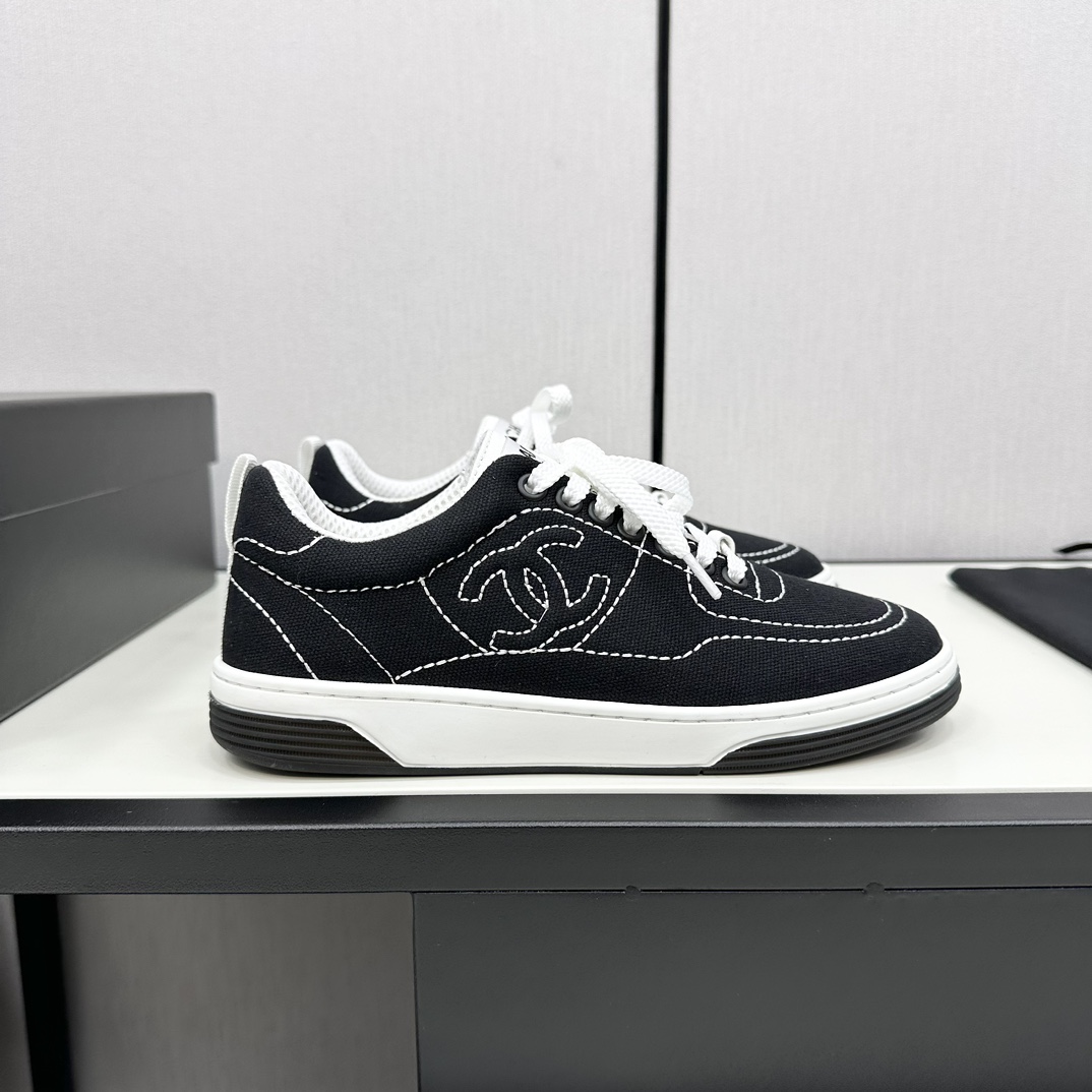 NO:251597,The latest Chanel 24A model, full leather, panda color scheme, white shoes, casual, sports shoes, skateboard shoes, original purchase and development, making goods, Xiaoxiang C home, another super popular model, the love of internet celebrity bloggers and ladies, various praises from social platforms, popular super high texture and breathable super spring and summer, seeing this issue can always evoke the girl's inner demands for fashion. The latest suede material, classic black and white color scheme, full of fashionable feeling on the feet, easy to manage, exquisite packaging for delivery counter Fabric: original custom imported special material, inner custom net, original open mold TPU anti-slip sole Size: women's model 35-40 (customized by 41/42) has men's model, achieve 46 (45  46 Custom made) Cloth-surface leather, casual shoes/sports shoes, chanel, chanel, chanel, chanel, sneakers, chamois leather19860909顶级Chanel香奈儿24A最新款 全皮 熊猫配色 小白鞋 休闲 运动鞋 滑板鞋 原版购入开发 做货 小香 C家 专柜又一超级大爆款,网红博主小姐姐们的挚爱,社交平台的各种夸赞,人气超高质感透气超级春夏,看到这期总能唤起少女内心对时髦的诉求 最新麂皮材质 经典黑白配色 上脚时髦感十足 容易打理 配送专柜精美包装 面料:原版定制进口特殊材质 内里定制网里 鞋底原版开模TPU防滑大底 Size:女款35-40（41/42订做）有男款,做到46 (45 46定做)布面皮面,休闲鞋/运动鞋,chanel,chanel,chanel,sneakers,chamois leather,Women's Shoes