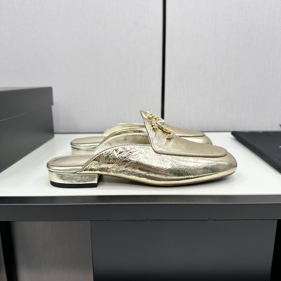 NO:165570,CHANE*｜Xiaoxiang 25P new product, Milan show, Marie Jane shoes, the most beautiful Marie Jane shoes of the year, irresistible high-end and elegant! Whether it is paired with jeans and pleated skirts or worn on more formal occasions. The autumn and winter socks are also invincible!  This Mary Jane shoes have a lady-like temperament, and the pointed toes are more feminine!  The upper is made of original custom leather. The inner footrest is mixed-bred sheepskin. Italian A-grade leather outsole. Size35-39 (customized by 40/41) Slippers, semi-trails, chanel, mary jane, slippers, skirts, jeans, sheepskin, Leather soles, socks19860909CHANE*｜小香25P新品 米兰走秀玛丽珍鞋 本年度最美玛丽珍鞋 无法抗拒的高级与优雅! 无论是搭配牛仔裤百褶裙 还是穿去较正式场合都可以的. 秋冬配袜子也都是无敌美！ 这款玛丽珍鞋自带大小姐风气质 满满尖头更显女人味哦！ 鞋面采用原版定制皮料 内里垫脚是混种羊皮 意大利A级真皮大底 Size35-39（40/41定制） 拖鞋单鞋,半拖,chanel,mary jane,slippers,skirts,jeans,sheepskin,Leather soles,socks,Women's Shoes