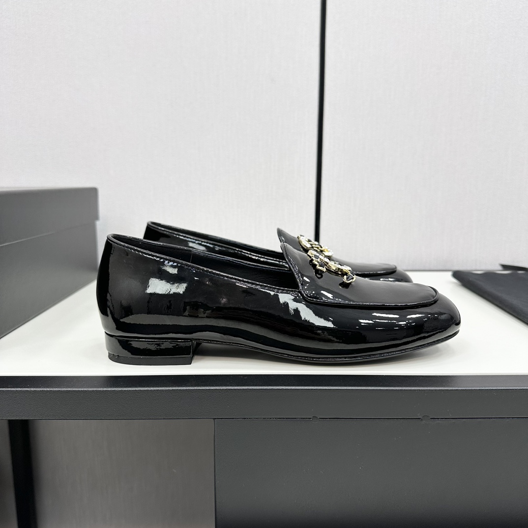 NO:266446,CHANE*｜Xiaoxiang 25P new product, Milan show, Marie Jane shoes, the most beautiful Marie Jane shoes of the year, irresistible high-end and elegant! Whether it is paired with jeans and pleated skirts or worn on more formal occasions. The autumn and winter socks are also invincible!  This Mary Jane shoes have a lady-like temperament, and the pointed toes are more feminine!  The upper is made of original custom leather. The inner footrest is mixed-bred sheepskin. Italian A-grade leather outsole. Size35-39 (customized on 40/41) Slippers, loafers, semi-trails, chanel, loafers, mary jane, slippers, skirts, jeans, sheepskin, Leather soles, socks19860909CHANE*｜小香25P新品 米兰走秀玛丽珍鞋 本年度最美玛丽珍鞋 无法抗拒的高级与优雅! 无论是搭配牛仔裤百褶裙 还是穿去较正式场合都可以的. 秋冬配袜子也都是无敌美！ 这款玛丽珍鞋自带大小姐风气质 满满尖头更显女人味哦！ 鞋面采用原版定制皮料 内里垫脚是混种羊皮 意大利A级真皮大底 Size35-39（40/41定制） 拖鞋单鞋,乐福鞋半拖,chanel,loafers,mary jane,slippers,skirts,jeans,sheepskin,Leather soles,socks,Women's Shoes