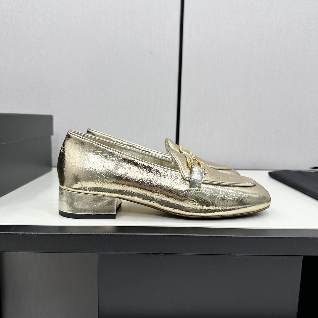 NO:266448,CHANE*｜Xiaoxiang 25P new product, Milan show, Marie Jane shoes, the most beautiful Marie Jane shoes of the year, irresistible high-end and elegant! Whether it is paired with jeans and pleated skirts or worn on more formal occasions. The autumn and winter socks are also invincible!  This Mary Jane shoes have a lady-like temperament, and the pointed toes are more feminine!  The upper is made of original custom cowhide, the inner foot pad is mixed-bred sheepskin Italian A-grade leather outsole Size35-39 (customized by 40/41) p, loafers semi-trailer, chanel, loafers, mary jane, skirts, jeans, cowhide, sheepskin, Leather soles, socks19860909CHANE*｜小香25P新品 米兰走秀玛丽珍鞋 本年度最美玛丽珍鞋 无法抗拒的高级与优雅! 无论是搭配牛仔裤百褶裙 还是穿去较正式场合都可以的. 秋冬配袜子也都是无敌美！ 这款玛丽珍鞋自带大小姐风气质 满满尖头更显女人味哦！ 鞋面采用原版定制牛皮 内里垫脚是混种羊皮 意大利A级真皮大底 Size35-39（40/41定制）p,乐福鞋半拖,chanel,loafers,mary jane,skirts,jeans,cowhide,sheepskin,Leather soles,socks,Women's Shoes