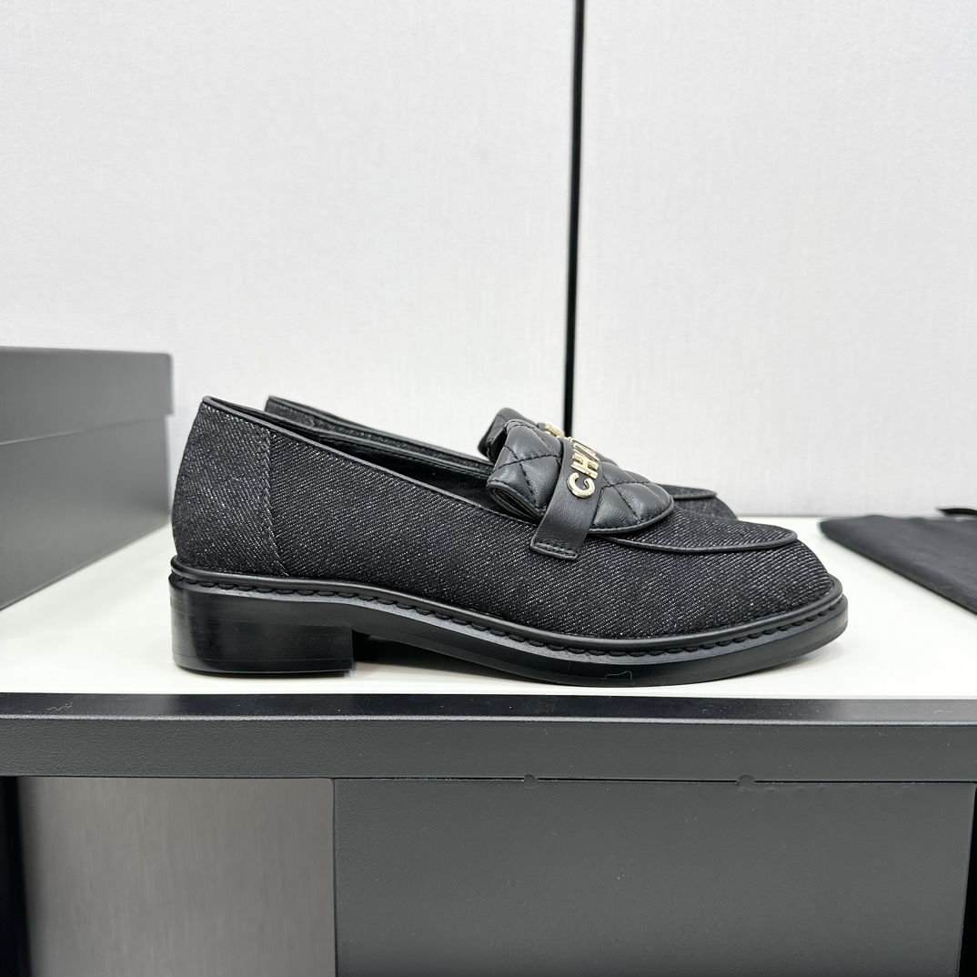 NO:266442,2025 Xiaoxiang must-have items for this season in autumn and winter!  !  Chanel's autumn and winter heavy industry hot product, Xiaohongshu is highly recommended, it looks good no matter how you match it, and it is a must-have for fashionable things. Chanel's women love simple but irresistible combinations show unique styles of dressing, free mixing and matching, and keep up with the fashionable pace of Grandma Shixiang!  !  !  Exquisite details enlarge the original mold opening hardware buckle. Top version purchasing level is created ★The upper is made of original custom cowhide, sheepskin lining, sheepskin footbed, rubber sole, size 35-39 (customized for 40 and 41, loafers semi-trail, chanel, loafers, cowhide, sheepskin198609092025小香 本季秋冬季必备单品！！ 香奈儿秋冬重工爆款 小红书力推款,怎么搭配都好看,时髦精必备,香奈儿女士钟爱简约又难以抗拒系搭配展现与众不同的穿搭风格、自由混搭闪耀到位跟紧香奶奶时尚步伐！！！精致细节放大看原版开模五金扣 顶级版本代购级别打造★鞋面采用原版定制牛皮,羊皮内里,羊皮垫脚,橡胶底,码数35-39（40、41定做,乐福鞋半拖,chanel,loafers,cowhide,sheepskin,Women's Shoes