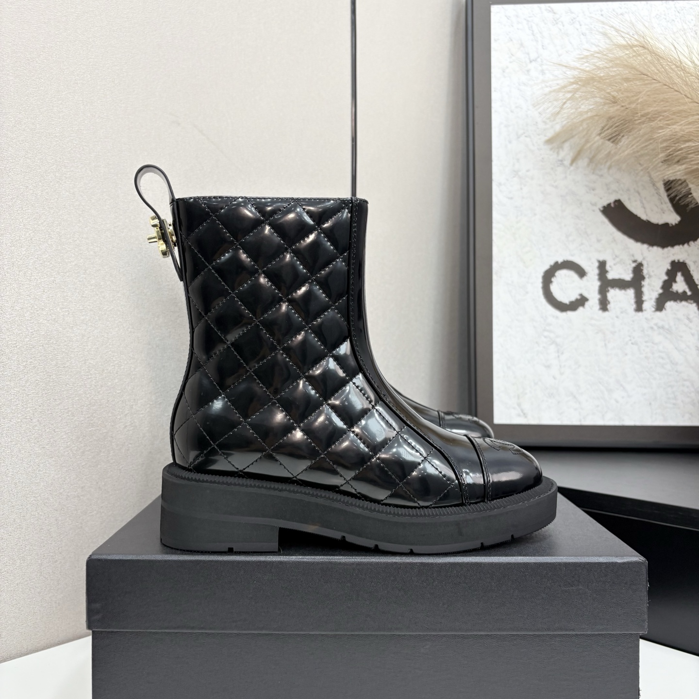 NO:448434,Chanel Paris showcases in autumn and winter, Xiaohongshu is a must-have for fashion, Chanel women loves simple and irresistible, gold hardware buckles, the combination shows a unique style of dressing, original molded foamed sole, the fabric is imported calfskin from Italy, with water dyed sheepskin inside, size 35-40, (customized 41.42.43 without return) Short boots, long boots, Maori custom-made plus 30, order starting, boots, chanel, boots, cowhide, sheepskin19860909香奈儿巴黎走秀秋冬爆款 小红书力推款,时髦精必备,香奈儿女士钟爱简约又难以抗拒系,金色五金扣,搭配展现与众不同的穿搭风格、原版开模发泡大底,面料采用意大利进口小牛皮,内里水染羊皮,码数35-40,（定做41.42.43不退换） 短靴 长靴 毛里定做加30,订单起定,靴子,chanel,boots,cowhide,sheepskin,Women's Shoes