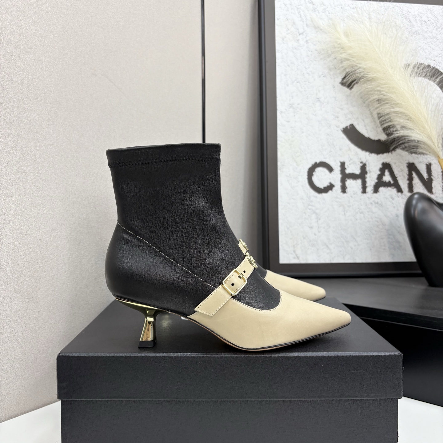 NO:448427,CHANE*｜Xiaoxiang 25B autumn and winter new high-heeled bow sock boots!  This season's must-have items for the goddess of the king. The characteristics of socks and boots are comfortable to wear and slim your legs. No matter what leg shape you can cover it. It's super easy to match with clothes. It makes your feet look thin and beautiful!  The upper is made of calf patent leather spliced ​​and wool thread. The foot pads are all sheepskin inside. Italian imported cowhide sole size35-39 (customized on 40/41), boots, chanel, boots, cowhide, sheepskin, socks19860909CHANE*｜小香25B秋冬新品高跟蝴蝶结袜子靴！ 本季王炸神款女神必备单品 袜子靴的特点就是穿着舒适瘦腿 不管什么腿型都能包得住 超好搭配衣服 巨显脚瘦 美惨了！ 鞋面是小牛漆皮拼接飞织羊毛线 垫脚内里均为羊皮 意大利进口牛皮大底 size35-39（40/41定制）,靴子,chanel,boots,cowhide,sheepskin,socks,Women's Shoes