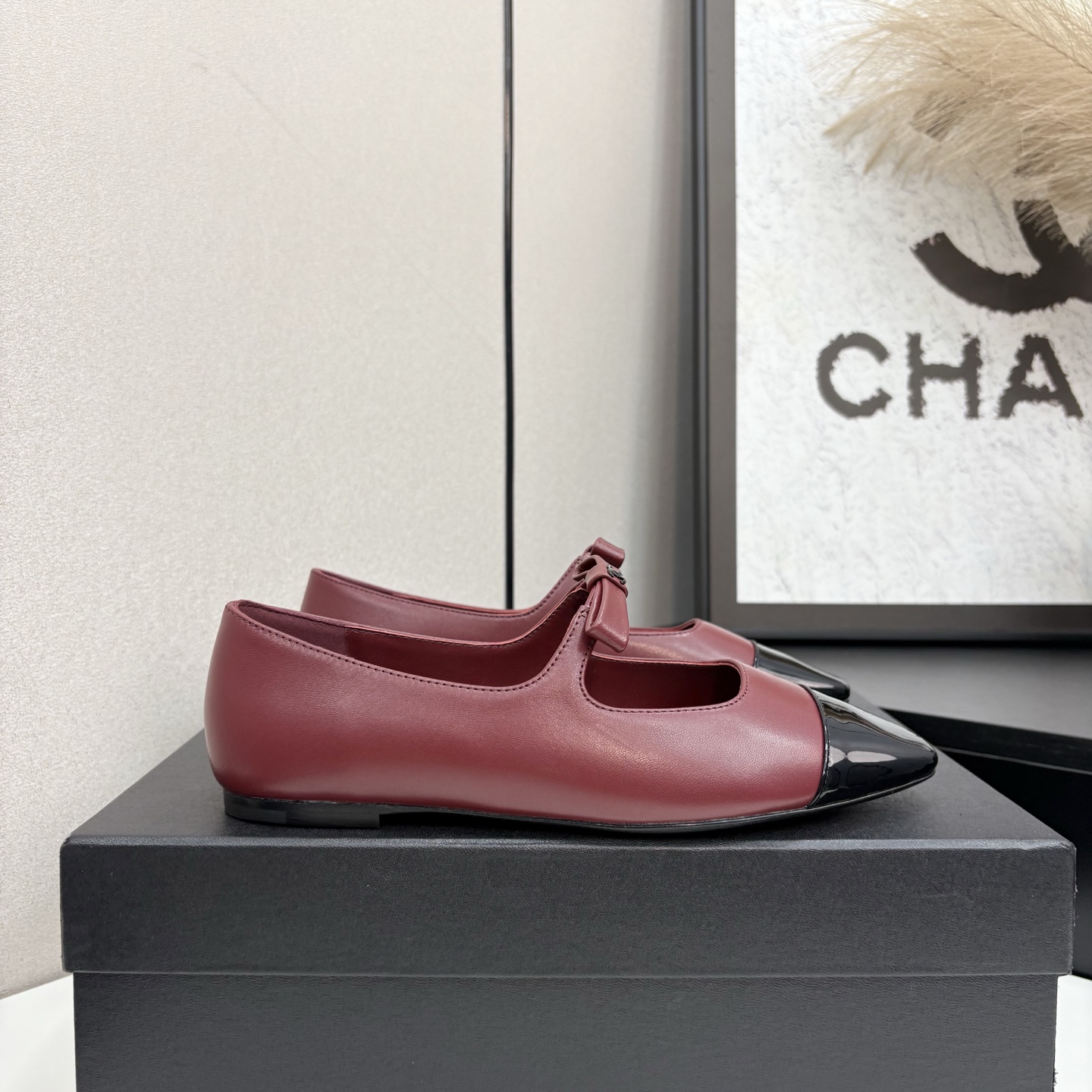 NO:443772,CHANEL small fragrance style Chanel splices Mary Jane shoes, perfectly blending classic elegance and fashion. The iconic color-blocking design, glossy patent leather and soft leather collision, retro and eye-catching. Small bow embellishment, and exquisite double C logo, the details show the luxurious texture. The design of the Mary Jane belt not only adds a playful feeling, but also fits the feet, showing the soft temperament of women while walking. The fabric and inner layer are made of sheepskin, genuine leather soles, 35-39 (40.41), single shoes, chanel, chanel, mary jane, sheepskin19860909CHANEL小香风香奈儿拼接玛丽珍鞋,将经典优雅与时尚完美融合.标志性的拼色设计,光泽漆皮与柔和皮质碰撞,复古又吸睛.小巧蝴蝶结点缀,加上精致双C标志,细节处尽显奢华质感. 玛丽珍带的设计,既增添俏皮感,又贴合脚部,行走间尽显女性的柔美气质 面料和内里都采用羊皮,真皮鞋底,35-39（40.41定）,单鞋,chanel,chanel,mary jane,sheepskin,Women's Shoes