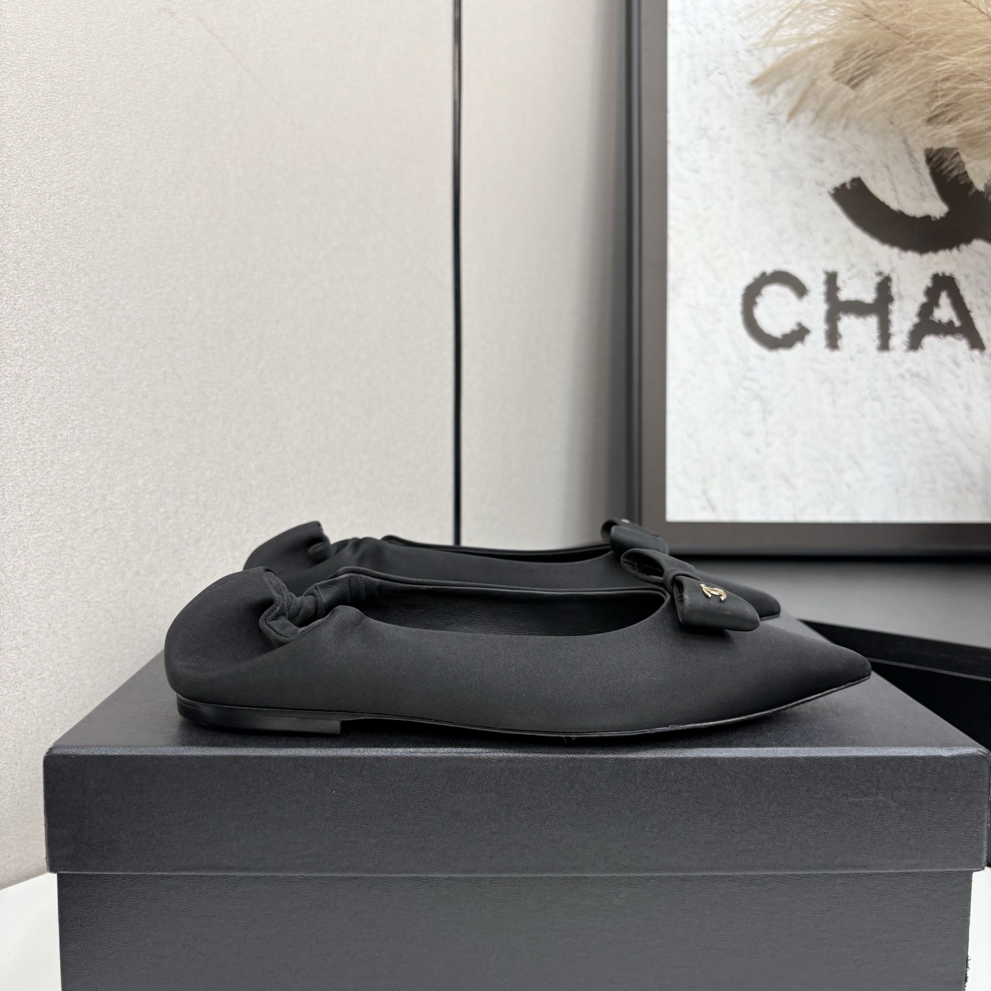 NO:443767,2025★★★★★★ Many celebrities are here to watch, a versatile series that domestic and foreign bloggers are popular. A must-have for spring and summer wardrobe matching. Sandals are the first choice. Diamond buckle, upper sheepskin lining: imported crystal sheepskin lining, large sole original mold custom leather sole Shoe size: 35-39 (40, 41, customized without return) Delivery luxury latest counter synchronous packaging, single shoes, sandals, sheepskin198609092025★★★★★ 众多明星网红上脚,国内外博主刷爆的一个百搭系列,春夏衣橱搭配必备 凉鞋首选.钻石扣 鞋面羊皮  内里: 进口水晶羊皮内里 大底原版开模定制真皮底 鞋码: 35-39（40、41、定做不退换） 配送豪华最新专柜同步包装,单鞋,sandals,sheepskin,Women's Shoes