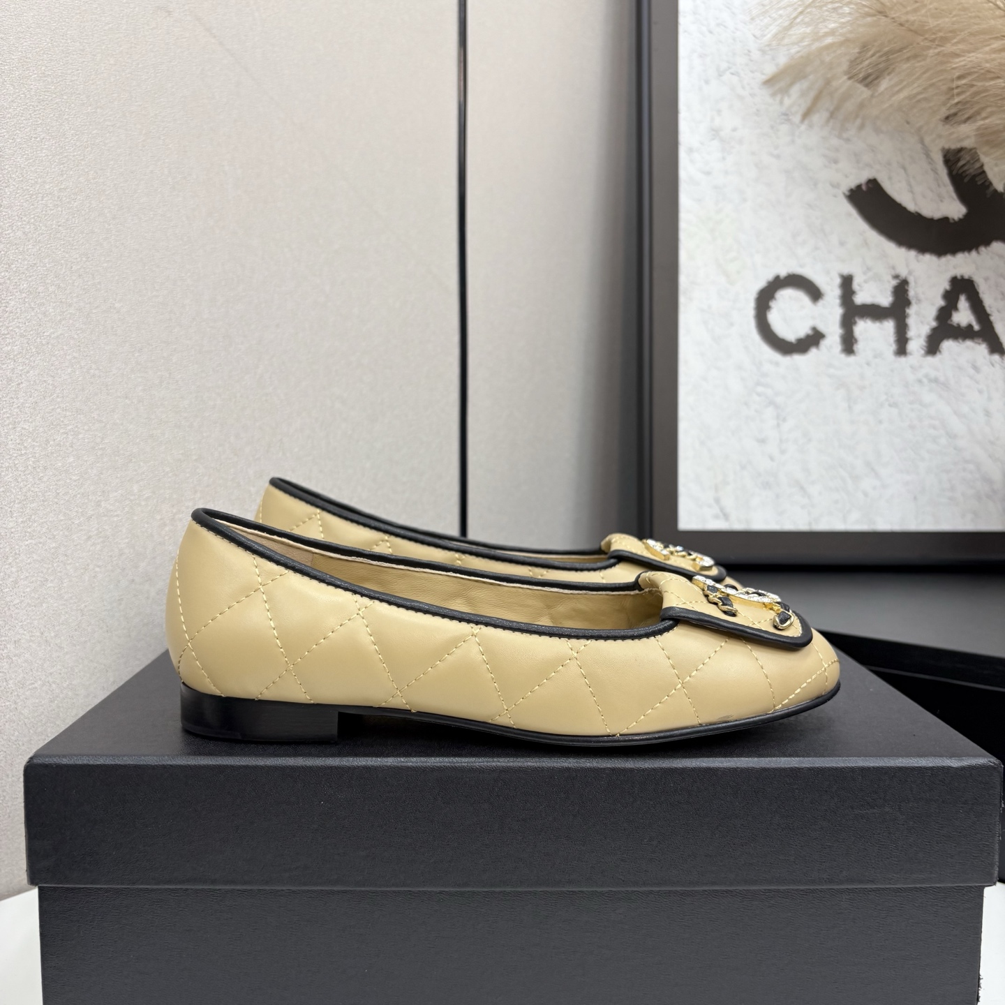 NO:615656,2025★★★★★ On the feet of many celebrity internet celebrities, a versatile series popularized by domestic and foreign bloggers, the first choice for spring and summer wardrobe must-have sandals. Diamond buckle Upper sheepskin Lining: Imported crystal sheepskin lining Outsole original molded custom leather sole Shoe size: 35-39 (40, 41, custom-made, non-returnable) Delivery of luxurious and latest counters with simultaneous packaging, single shoes, sandals, sheepskin198609092025★★★★★ 众多明星网红上脚,国内外博主刷爆的一个百搭系列,春夏衣橱搭配必备 凉鞋首选.钻石扣 鞋面羊皮  内里: 进口水晶羊皮内里 大底原版开模定制真皮底 鞋码: 35-39（40、41、定做不退换） 配送豪华最新专柜同步包装,单鞋,sandals,sheepskin,Women's Shoes