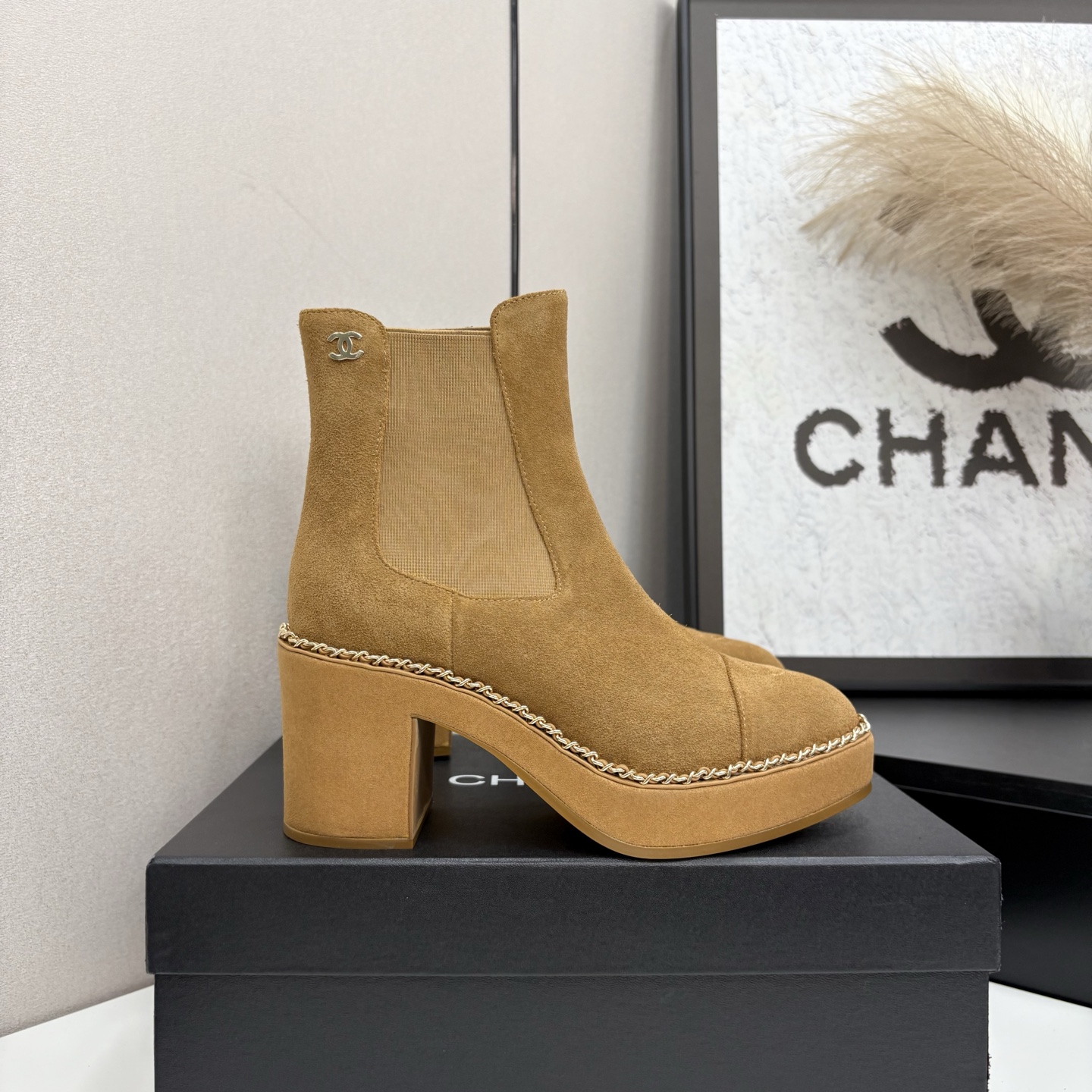 NO:443761,2025 Little Flavor Short Boots, a must-have item for this autumn and winter!  !  Chanel's hot short boots in autumn and winter, Xiaohongshu is highly recommended, and it looks good no matter how you match it. It is a must-have for fashionable things. Chanel's women love simple but irresistible matching to show unique styles of dressing, free mixing and matching are shining in place and keep up with the fashionable pace of Grandma Xiang!  !  !  Exquisite details enlarge the original mold opening hardware buckle. Top version purchasing level is created ★The upper is made of top layer cowhide, sheepskin footbed, Italian leather outsole. Size 35-39 (ordered by 40/41), boots, chanel, boots, cowhide, sheepskin, Leather soles198609092025小香短靴,本季秋冬季必备单品！！ 香奈儿秋冬重工爆款短靴 小红书力推款,怎么搭配都好看,时髦精必备,香奈儿女士钟爱简约又难以抗拒搭配展现与众不同的穿搭风格、自由混搭闪耀到位跟紧香奶奶时尚步伐！！！精致细节放大看原版开模五金扣 顶级版本代购级别打造★鞋面采用头层牛皮,羊皮垫脚,意大利真皮大底 码数35-39（40/41订）,靴子,chanel,boots,cowhide,sheepskin,Leather soles,Women's Shoes