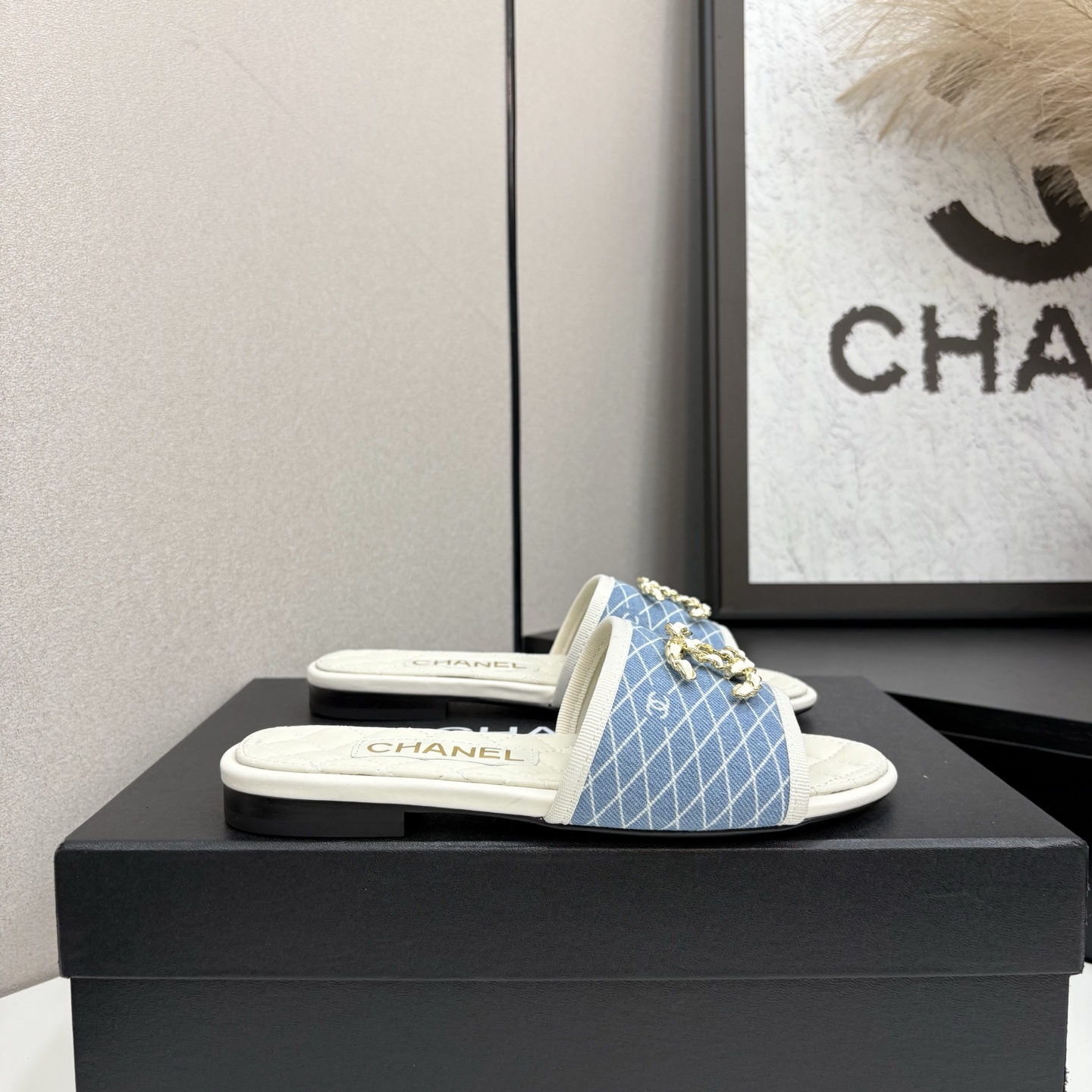 NO:443792,2025★★★★★★ Many celebrities are here to watch, a versatile series that domestic and foreign bloggers are popular. A must-have for spring and summer wardrobe matching. Sandals are the first choice. Diamond buckle, upper sheepskin lining: imported crystal sheepskin lining, original mold-open custom leather sole, shoe size: 35-39 (40, 41, custom made, no return or exchange) Delivery luxury latest counter synchronous packaging, slippers, sandals, slippers, sheepskin198609092025★★★★★ 众多明星网红上脚,国内外博主刷爆的一个百搭系列,春夏衣橱搭配必备 凉鞋首选.钻石扣 鞋面羊皮  内里: 进口水晶羊皮内里 大底原版开模定制真皮底 鞋码: 35-39（40、41、定做不退换） 配送豪华最新专柜同步包装,拖鞋,sandals,slippers,sheepskin,Women's Shoes